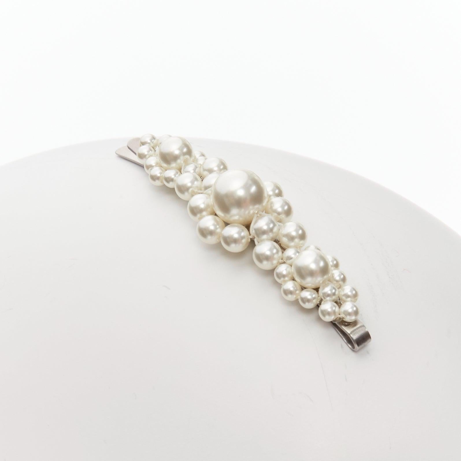 SIMONE ROCHA faux pearl embellished silver hair clip Single
Reference: LNKO/A02226
Brand: Simone Rocha
Material: Metal, Faux Pearl
Color: Pearl, Silver
Pattern: Solid
Closure: Clip On
Lining: Silver Metal

CONDITION:
Condition: Unworn in mint