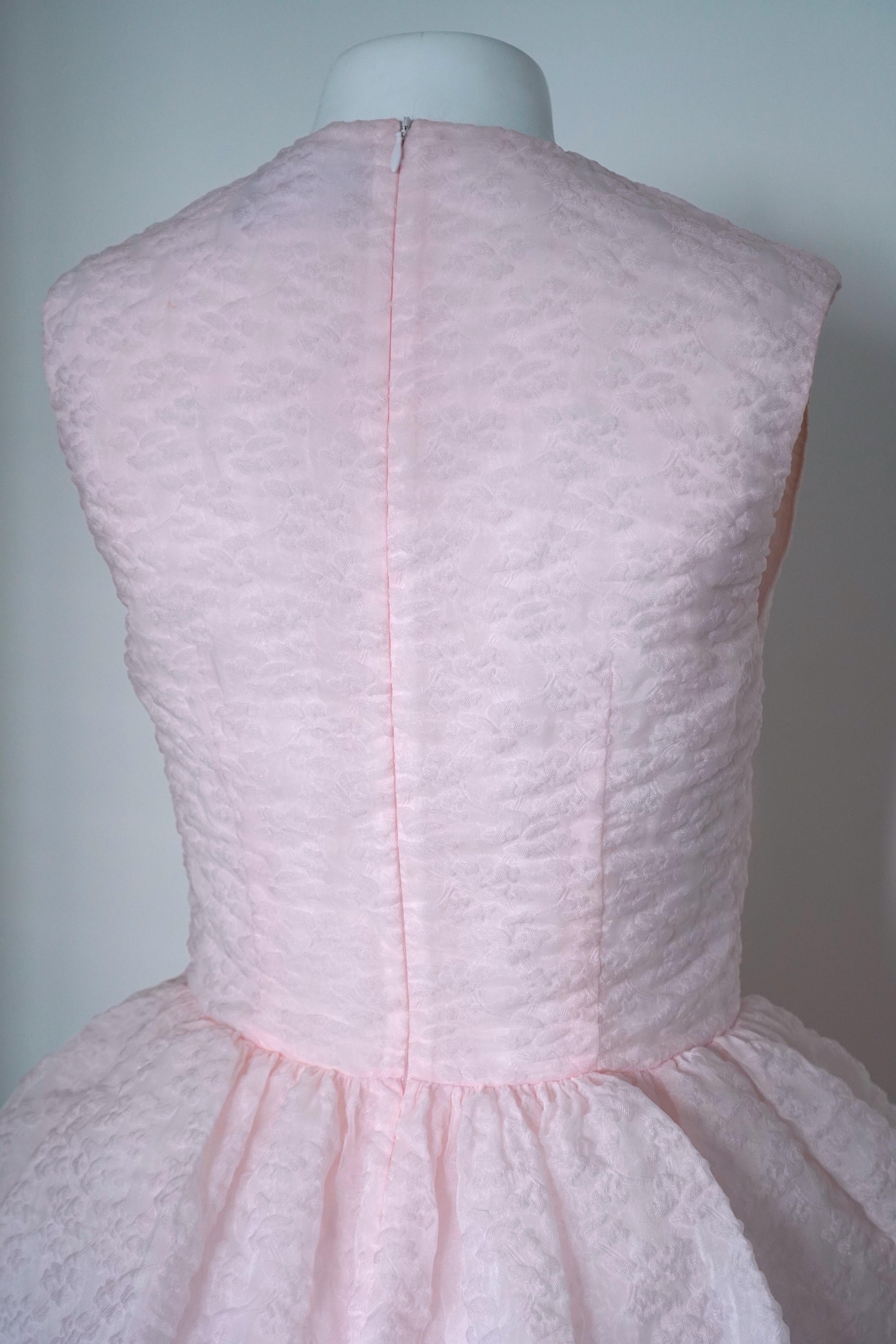 Simone Rocha Short Cloqué baby pink Dress, Size UK 8 In Excellent Condition For Sale In Beverly Hills, CA