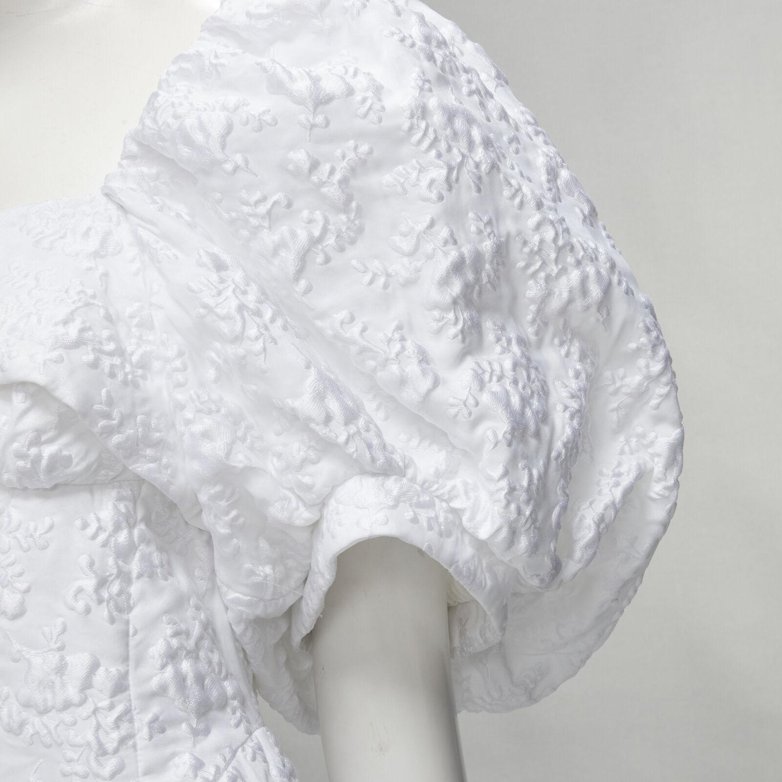 SIMONE ROCHE white floral cloque Victorian puff sleeve flared top UK6 S
Reference: KEDG/A00229
Brand: Simone Rocha
Material: Polyester, Blend
Color: White
Pattern: Solid
Closure: Zip
Lining: Acetate
Extra Details: Contoured seam for flared