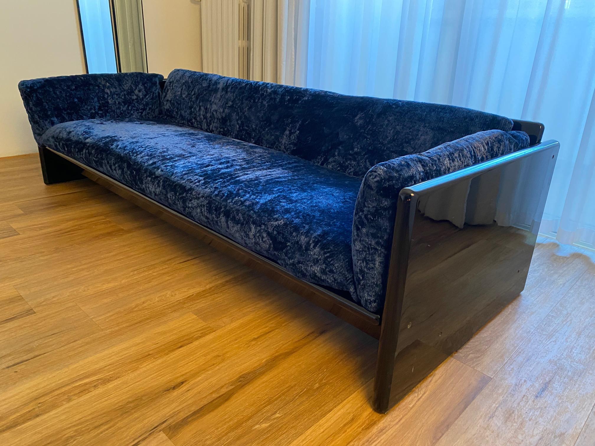 Simone' sofa by Dino Gavina in blue velvet for Studio Simon, 1971

It is one of the most interesting and scenographic models by Gavina, which we offer here in its original electric blue fabric of great beauty. The structure is in black lacquered