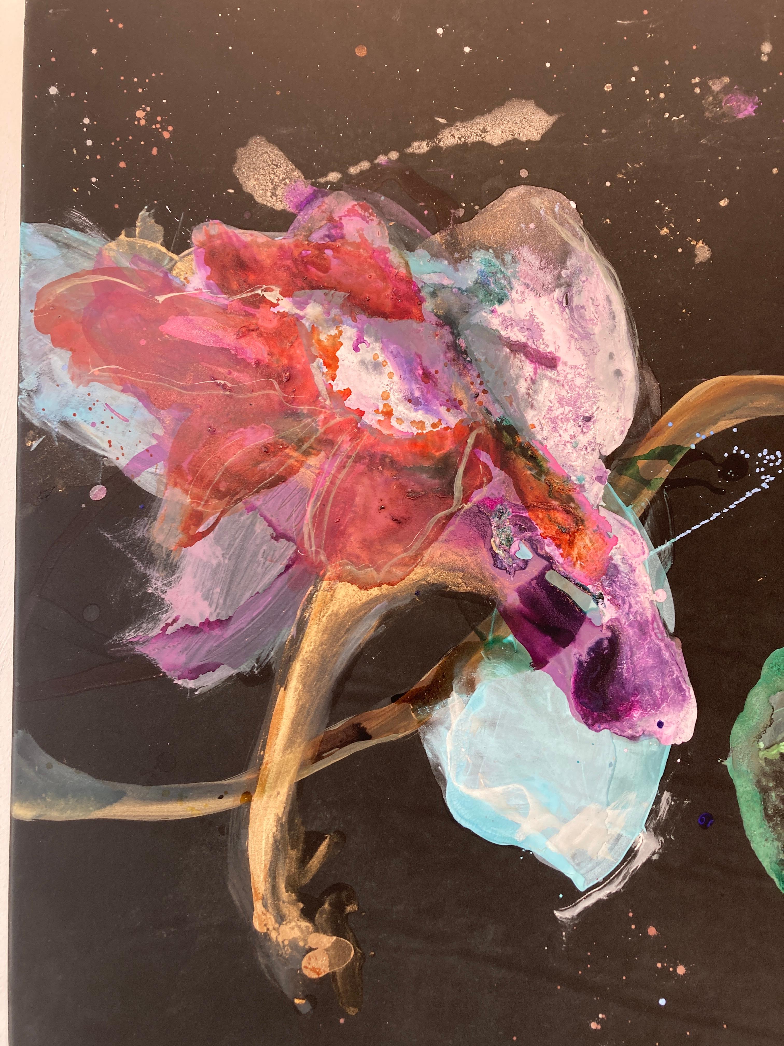 A. Simon Theelen, artista dinamica ed esplorativa nata nel 1963, intraprende un viaggio continuo di creatività e scoperta nel suo studio, dove caos e ordine coesistono in una danza accattivante. Il suo approccio non convenzionale alla creazione di
