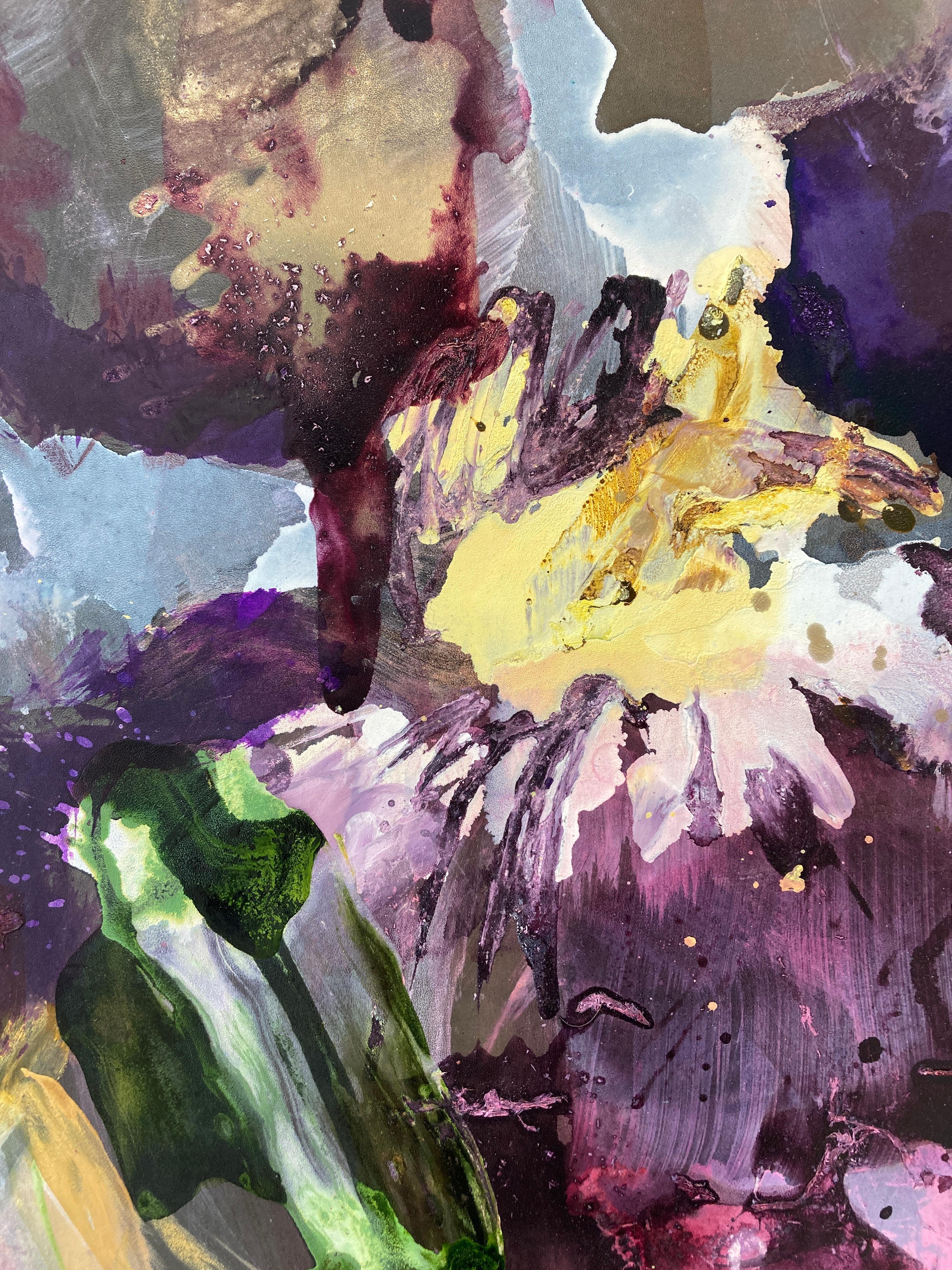 A. Simon Theelen, artista dinamica ed esplorativa nata nel 1963, intraprende un viaggio continuo di creatività e scoperta nel suo studio, dove caos e ordine coesistono in una danza accattivante. Il suo approccio non convenzionale alla creazione di