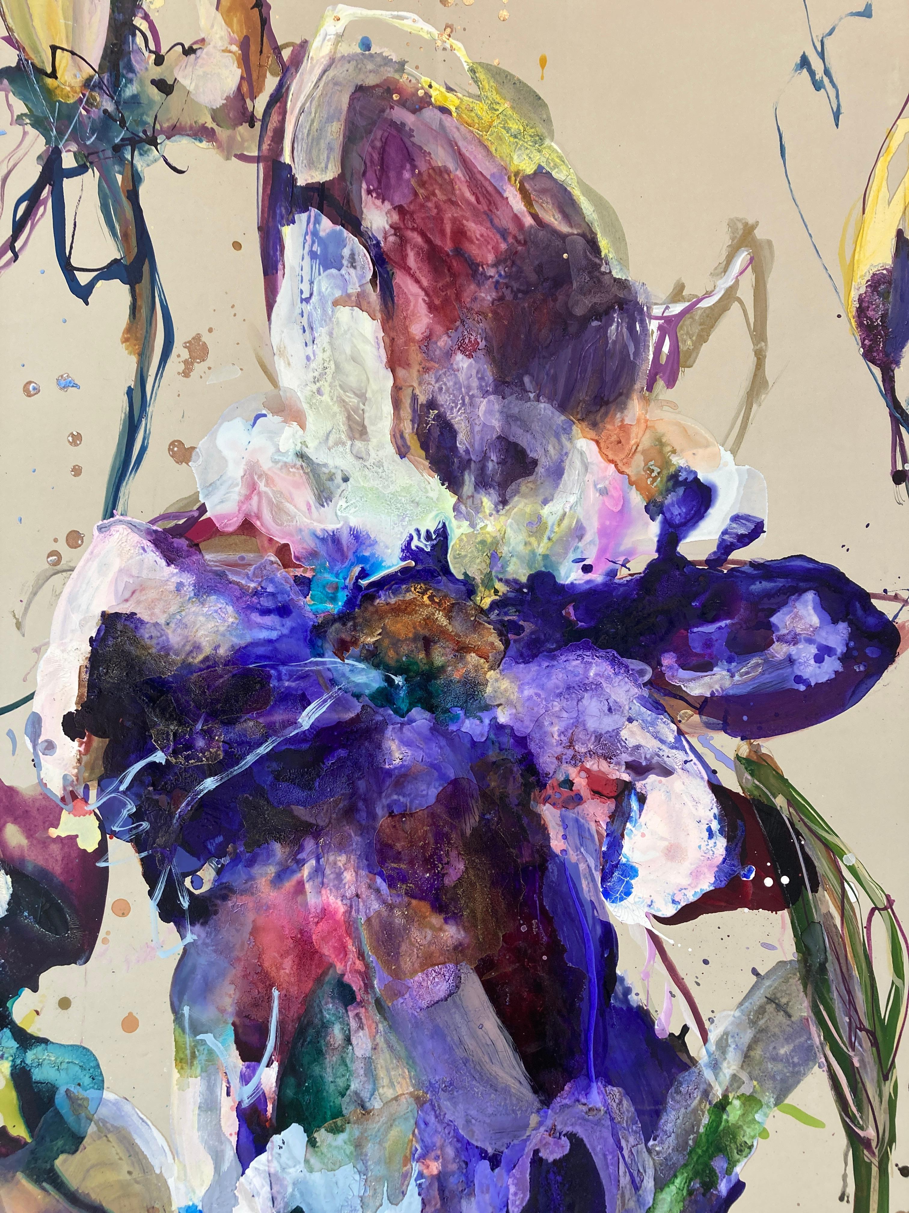 Simone Theelen, a dynamic and exploratory artist born in 1963. embarks on a continuous journey of creativity and discovery in her studio, where chaos and order coexist in a captivating dance. Her unconventional approach to artmaking is guided by