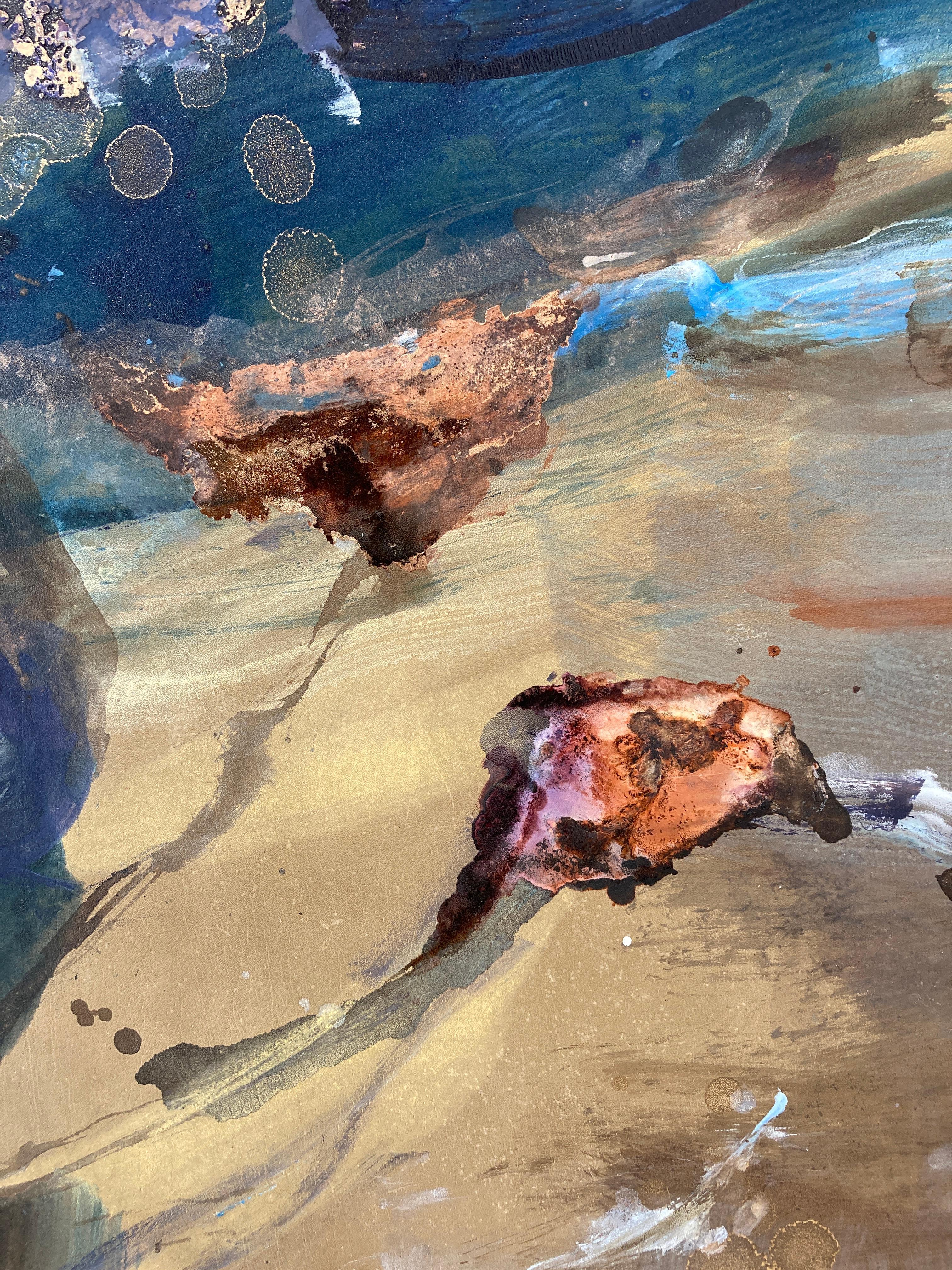 A. Simon Theelen, artista dinamica ed esplorativa nata nel 1963, intraprende un viaggio continuo di creatività e scoperta nel suo studio, dove caos e ordine coesistono in una danza accattivante. Il suo approccio non convenzionale alla creazione di
