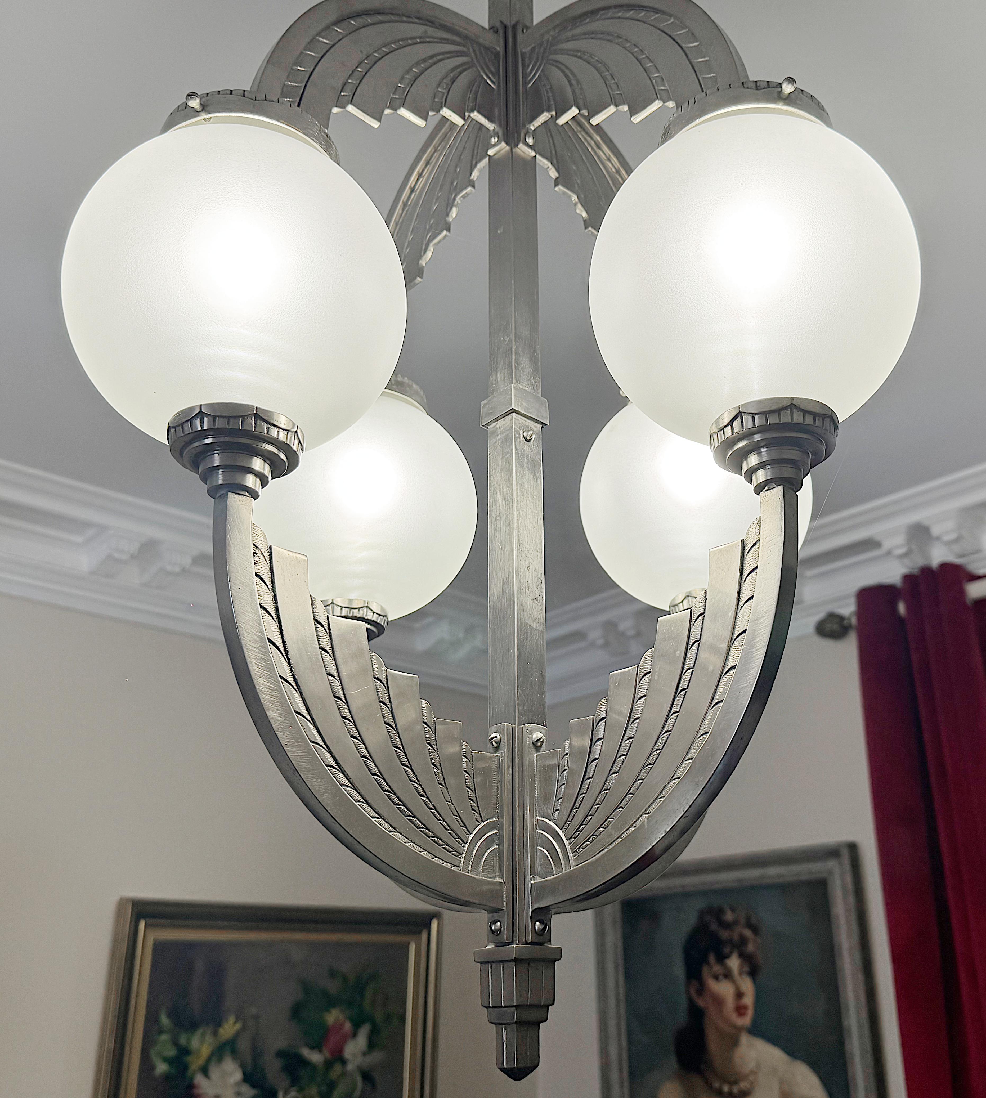 Lampadario Modernista Francese Art Deco 1920 di Simonet Freres in vendita 4