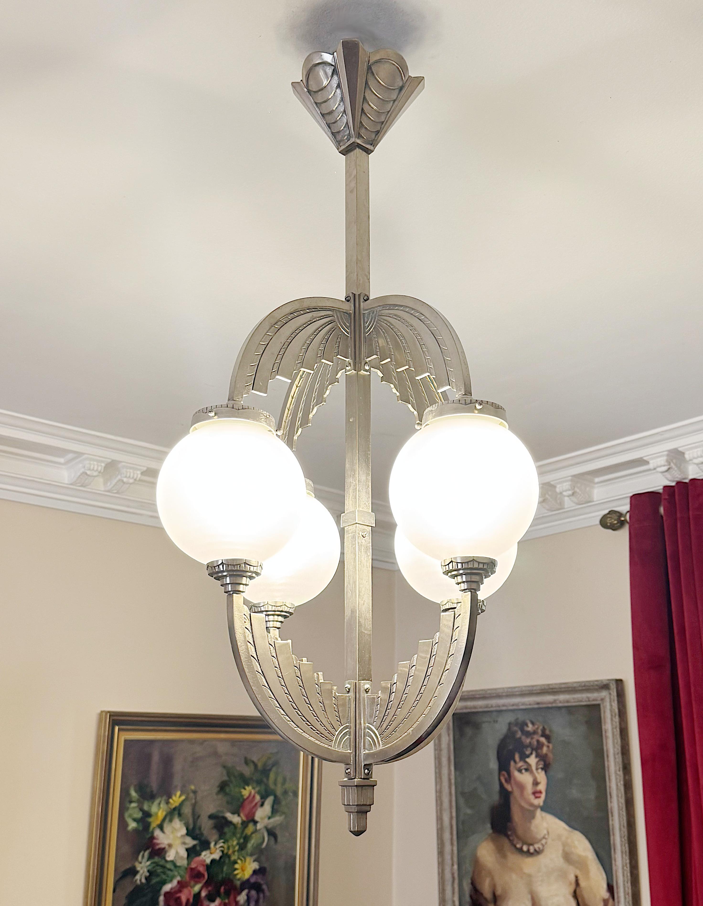 Lampadario Modernista Francese Art Deco 1920 di Simonet Freres in vendita 8