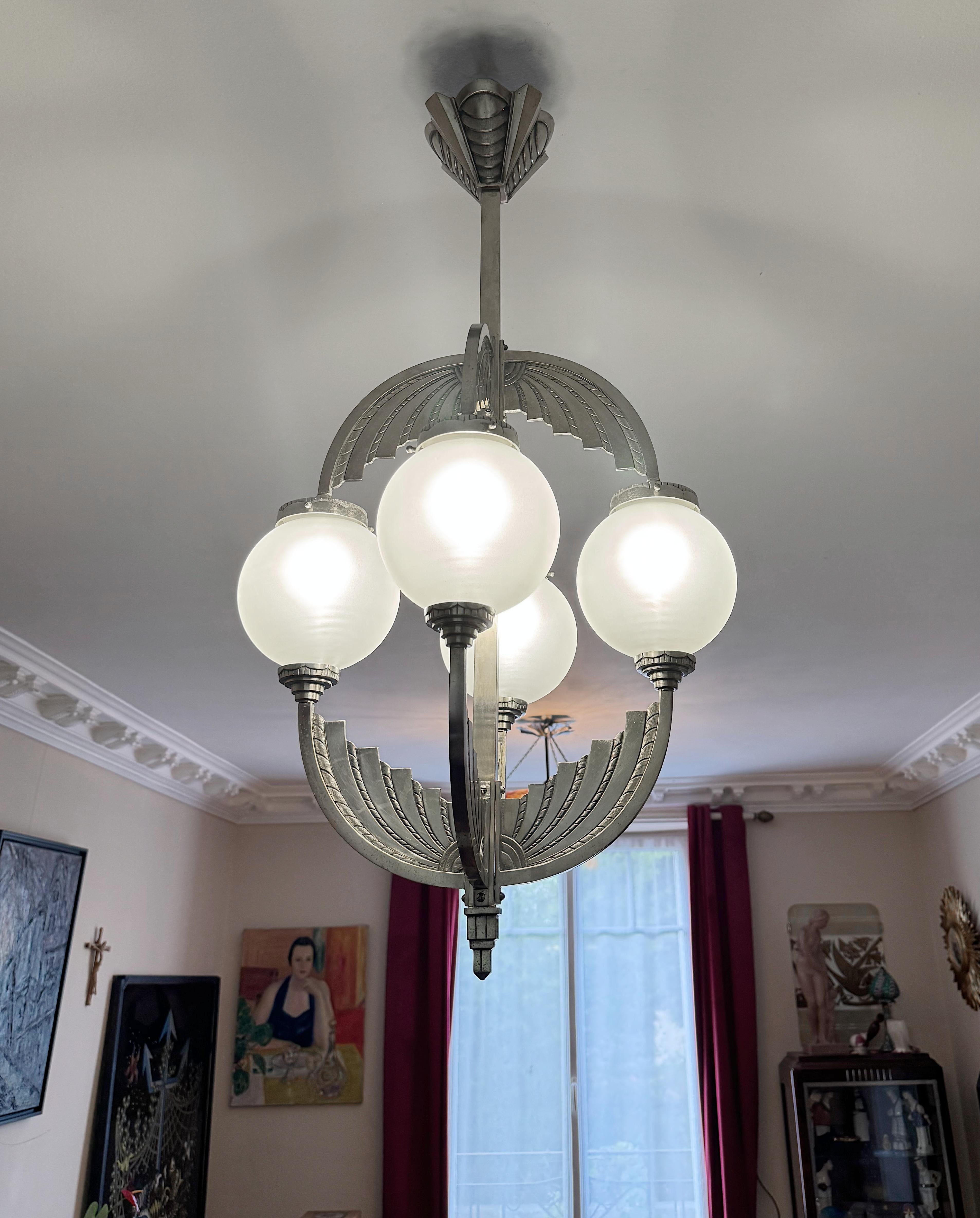 Lampadario francese modernista Art Deco di SIMONET Frères, anni '20 - Bronzo e vetro. Questo squisito lampadario francese in stile Art Déco modernista è stato realizzato da SIMONET Frères, al numero 60 di Rue des Archives, a Parigi, in Francia,