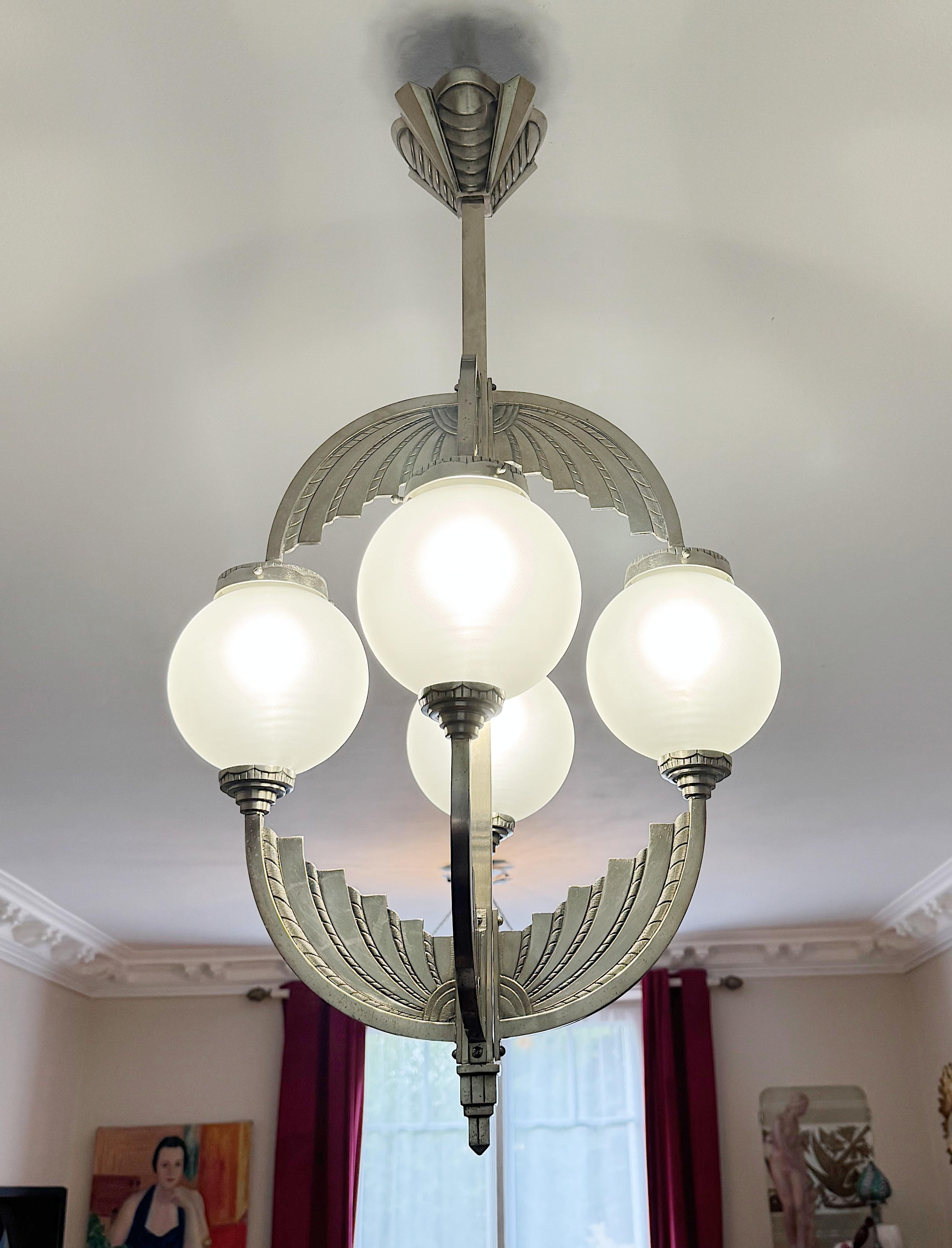 Satinato Lampadario Modernista Francese Art Deco 1920 di Simonet Freres in vendita