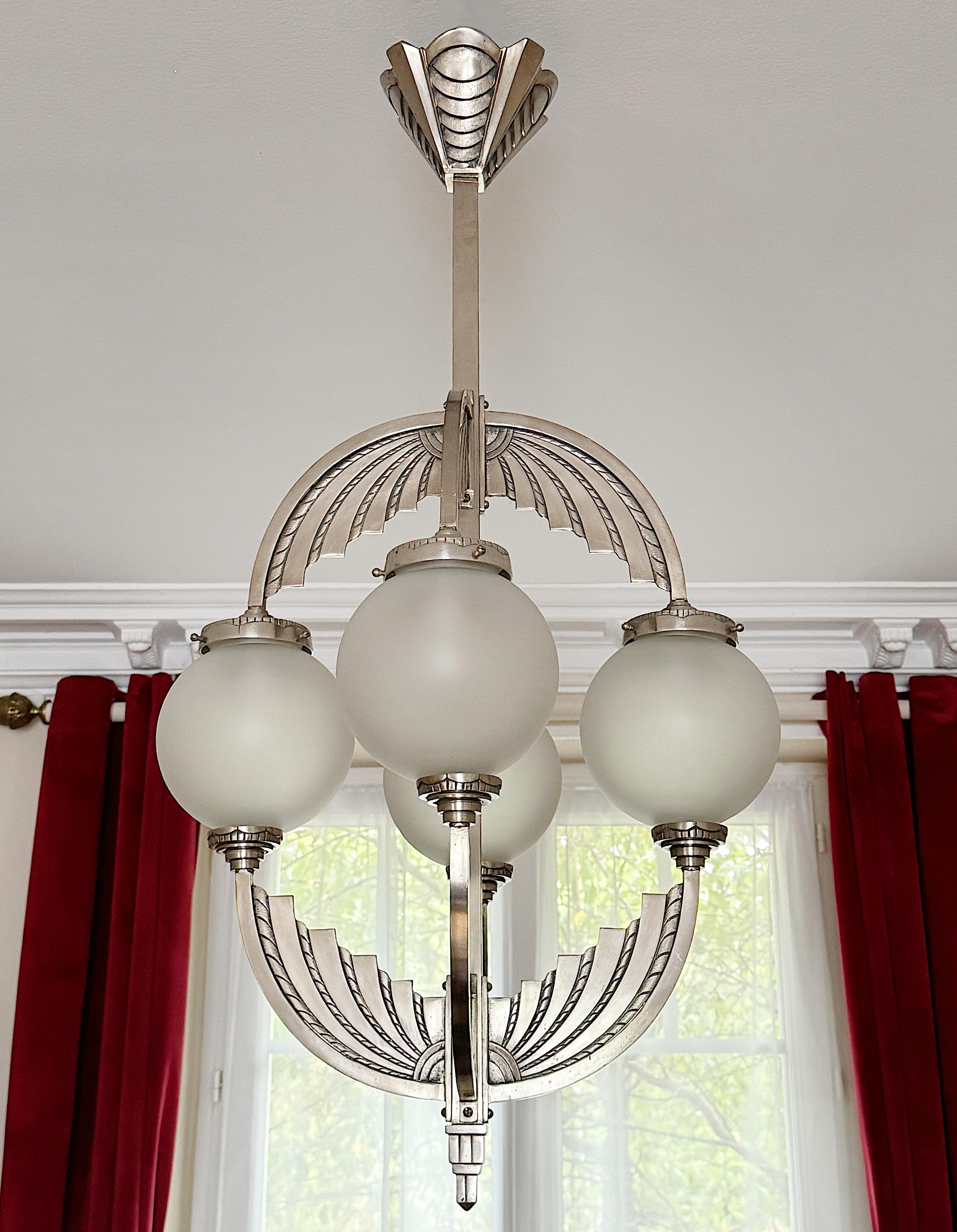 Lampadario Modernista Francese Art Deco 1920 di Simonet Freres In condizioni buone in vendita a Saint-Amans-des-Cots, FR
