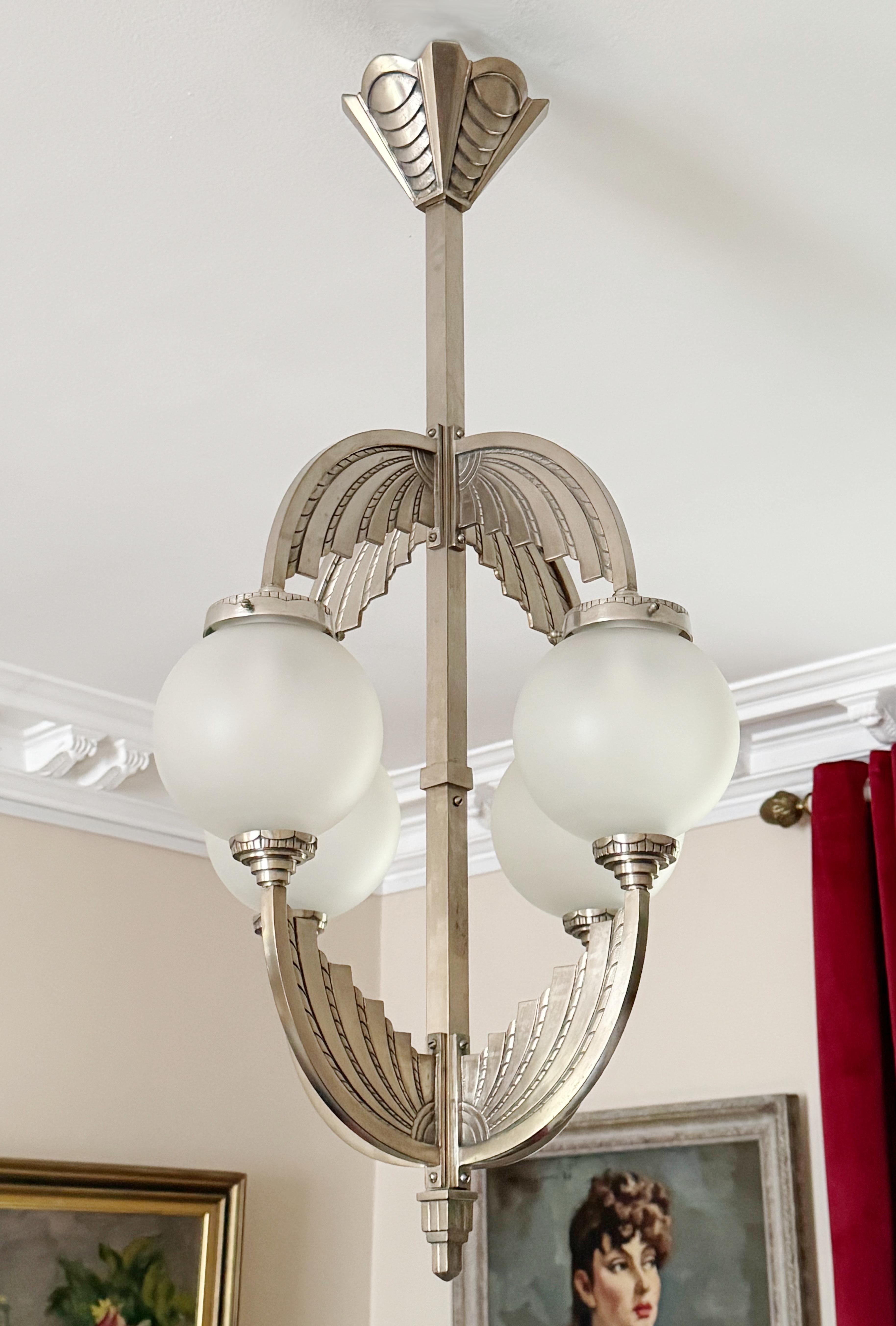 Lampadario Modernista Francese Art Deco 1920 di Simonet Freres in vendita 2
