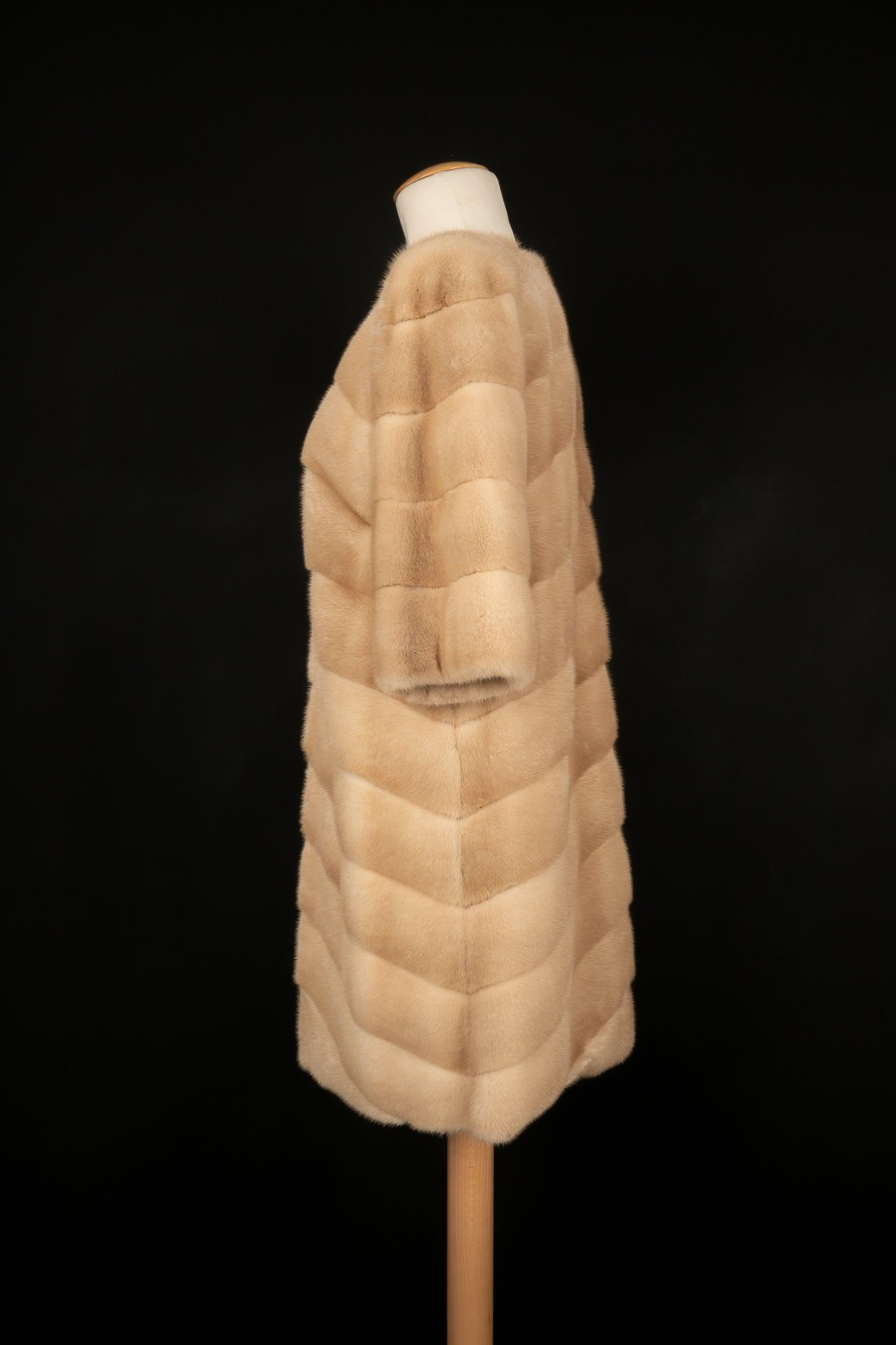 Simonetta Ravizza - Cappotto a manica corta in visone lustro. Non è indicata la taglia, ma si adatta a una 36FR.

Informazioni aggiuntive: 
Condizioni: Ottime condizioni
Dimensioni: Larghezza spalle: 40 cm - Petto: 48 cm - Lunghezza maniche: 36 cm -