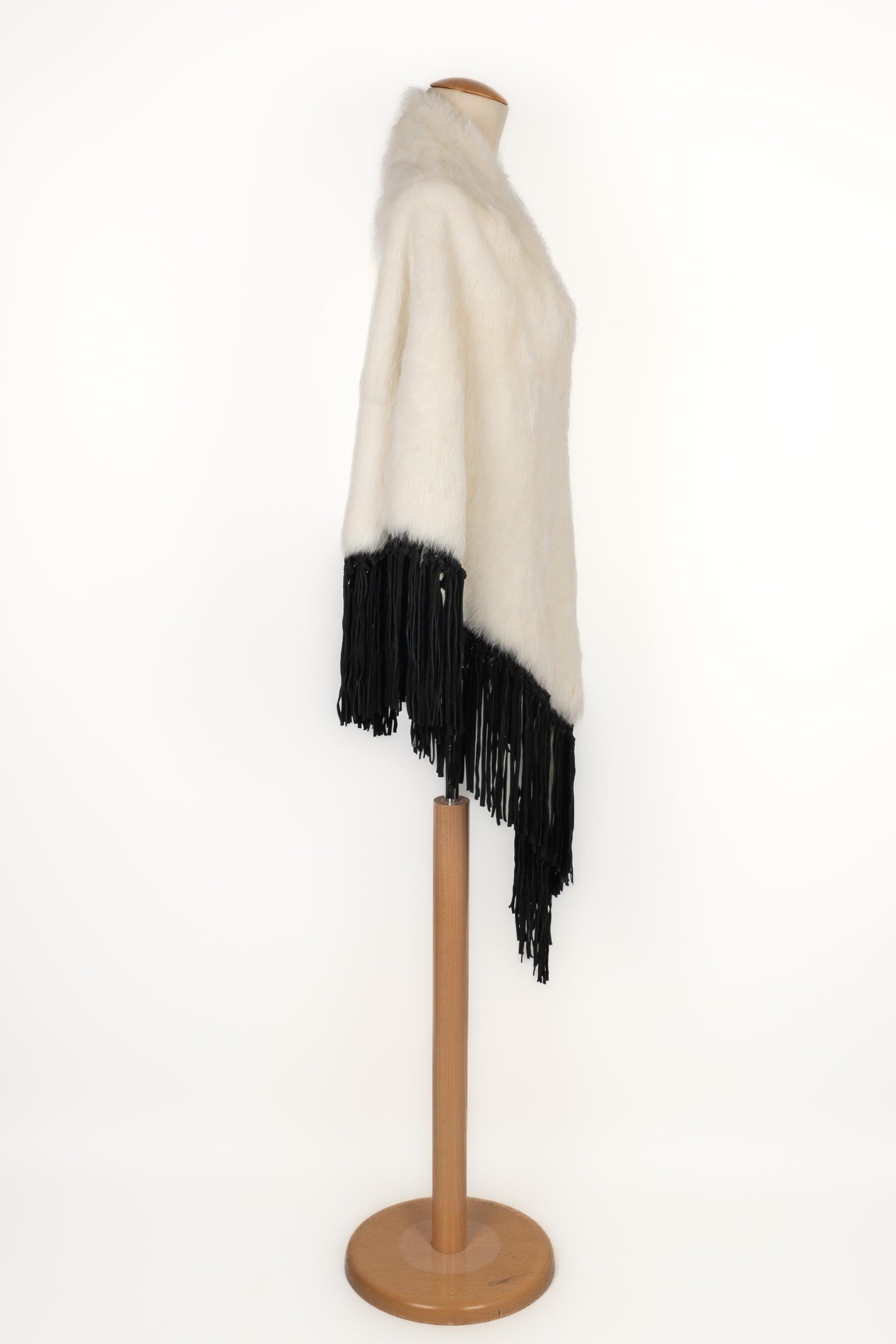 Simonetta Ravizza - (Made in Italy) Scialle di pelliccia di coniglio bianco bordato con frange di pelle nera all'interno.

Informazioni aggiuntive:
Condizioni: Ottime condizioni
Dimensioni: Lunghezza: 210 cm - Larghezza: 65 cm

Riferimento del