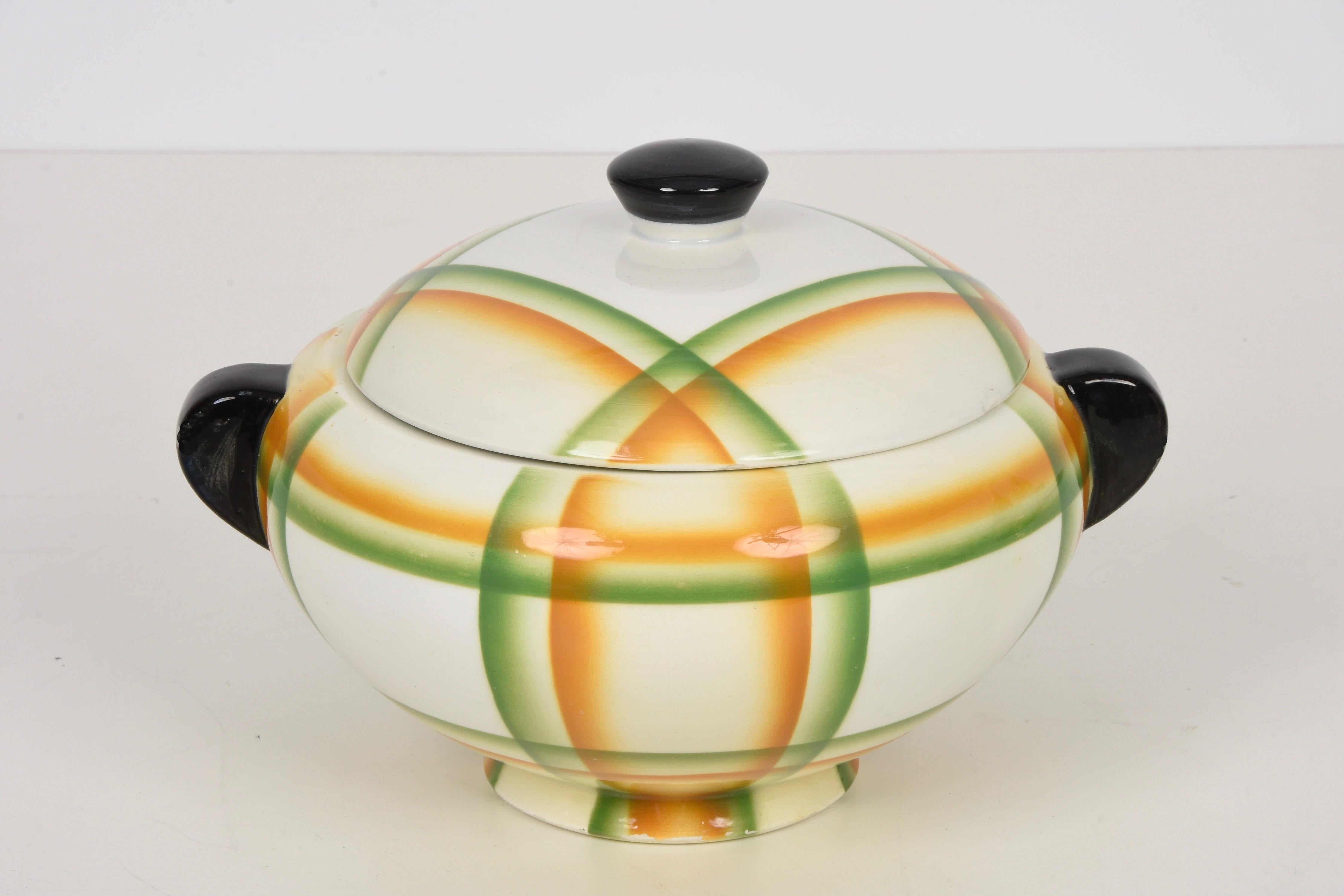 Wunderschöne, futuristische Simonetto Suppenschüssel aus Keramik mit Airbrush-Muster. Dieses fantastische Stück wurde in den 1930er Jahren in Italien von der Cooperativa Ceramica Imola hergestellt und von Angelo Simonetto entworfen.

Es ist ein