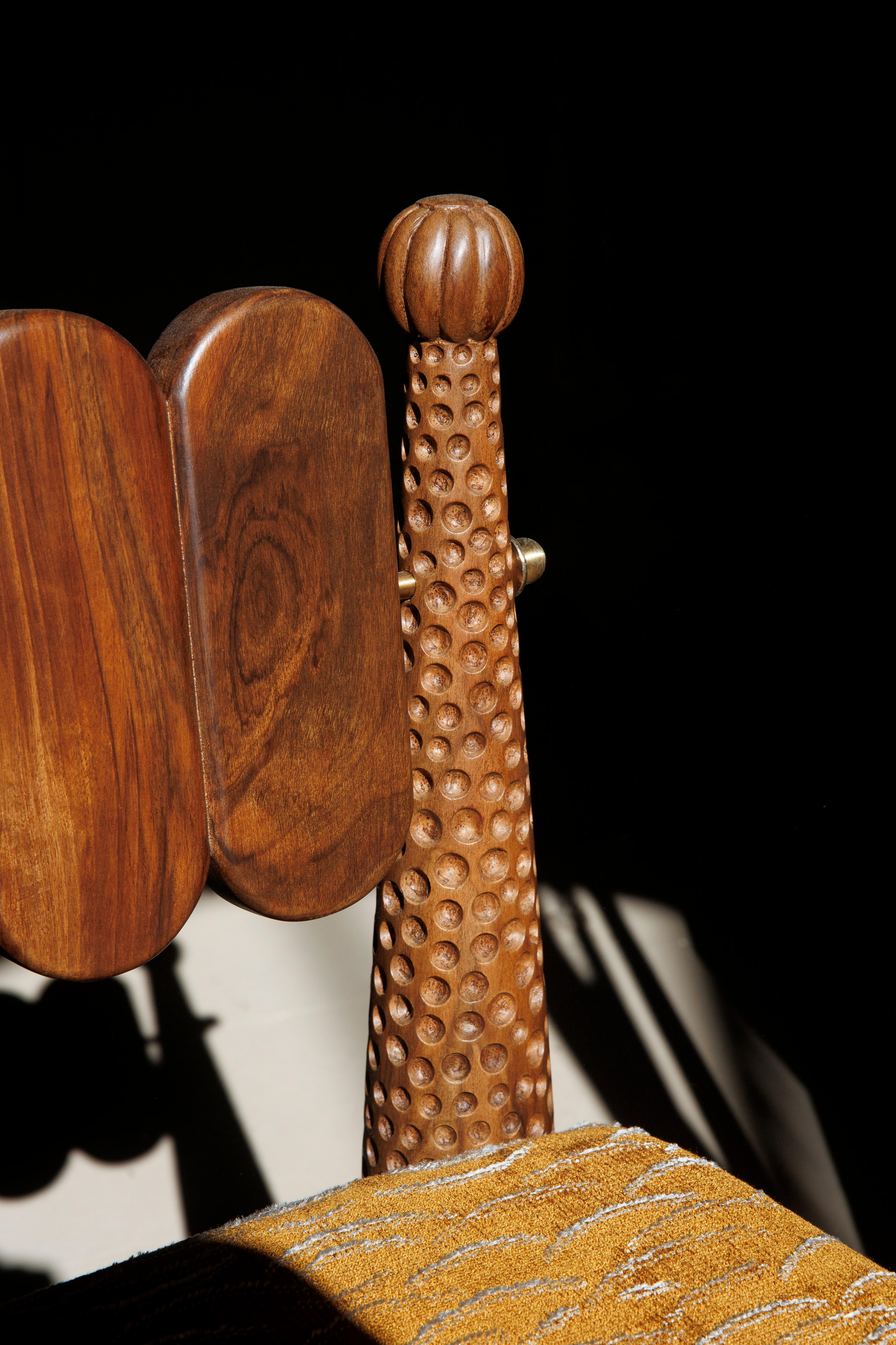 Silla de comedor Simorgh I en nogal con tapicería Pierre Frey by VandaVee Moderno en venta