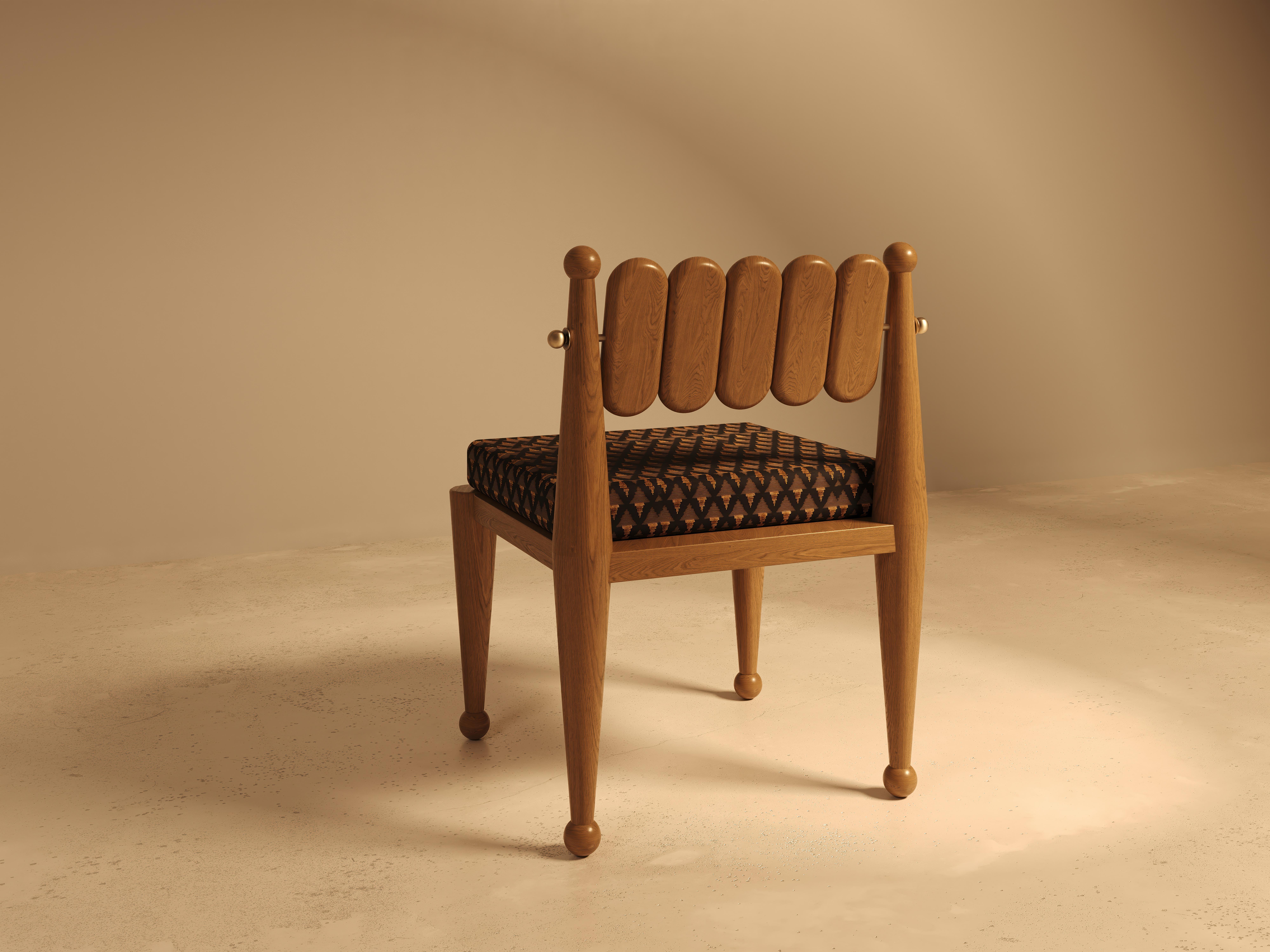 Silla de comedor Simorgh I en nogal con tapicería Pierre Frey by VandaVee Moderno en venta