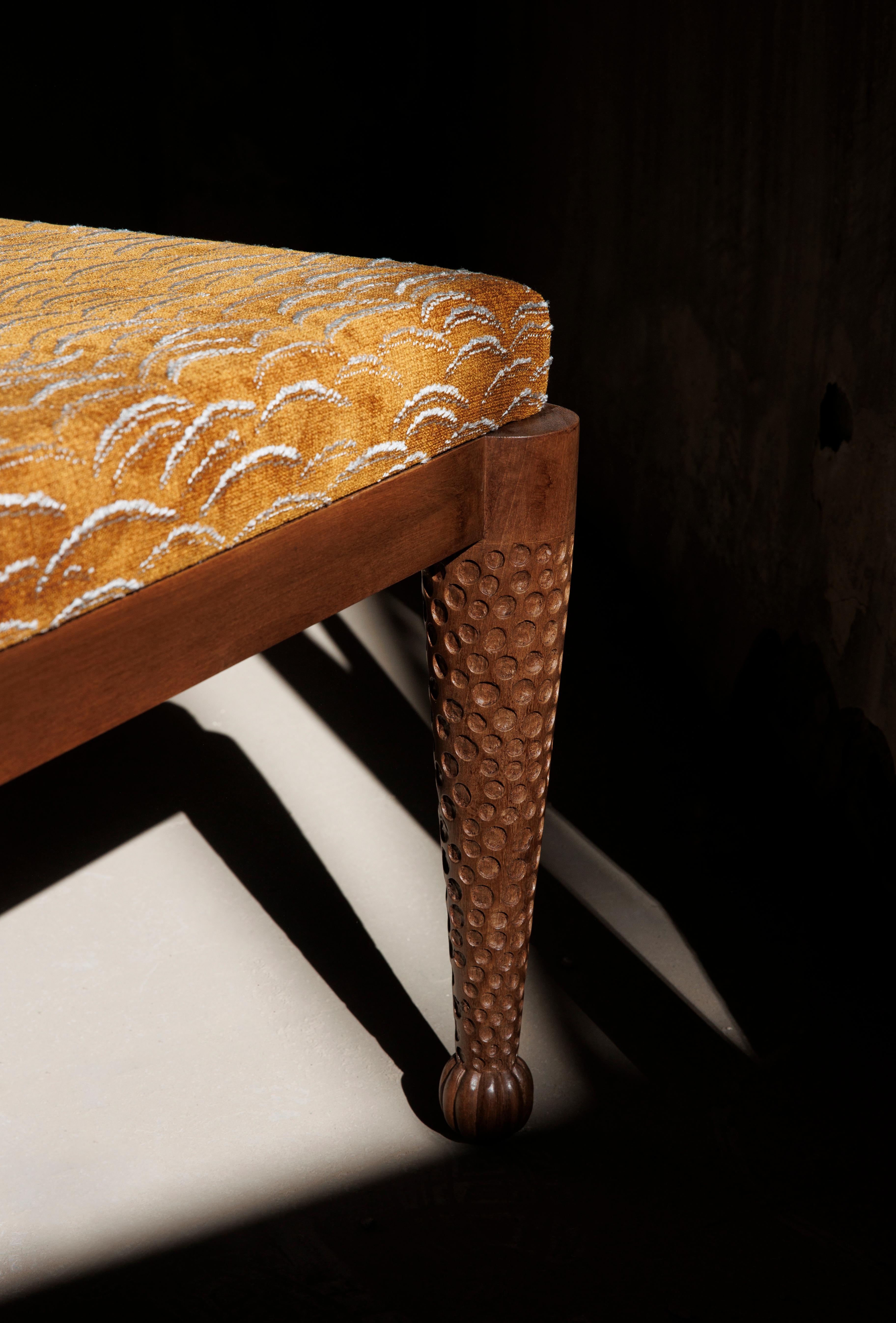 Silla de comedor Simorgh I en nogal con tapicería Pierre Frey by VandaVee Persa en venta