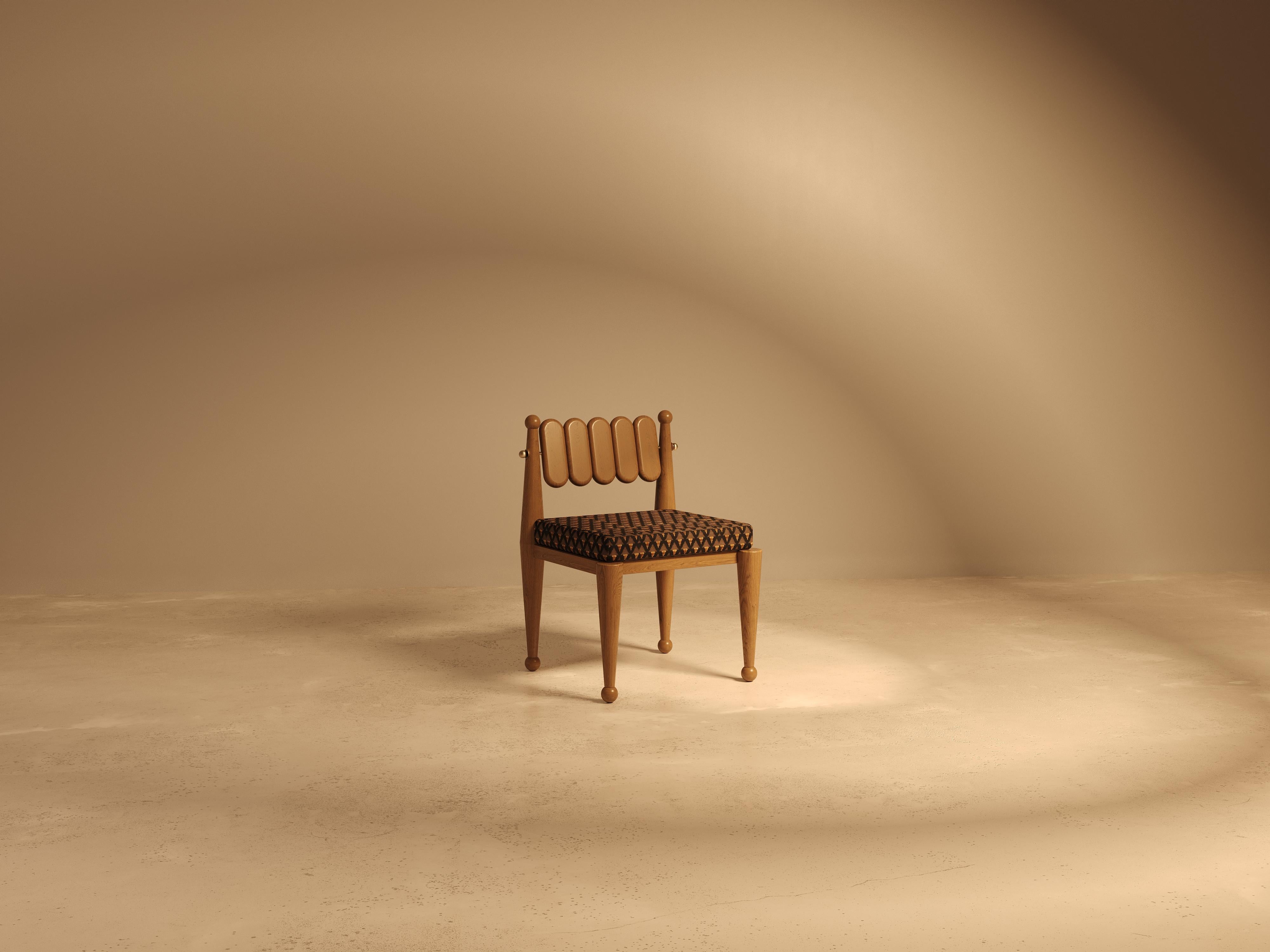 Silla de comedor Simorgh I en nogal con tapicería Pierre Frey by VandaVee Italiano en venta