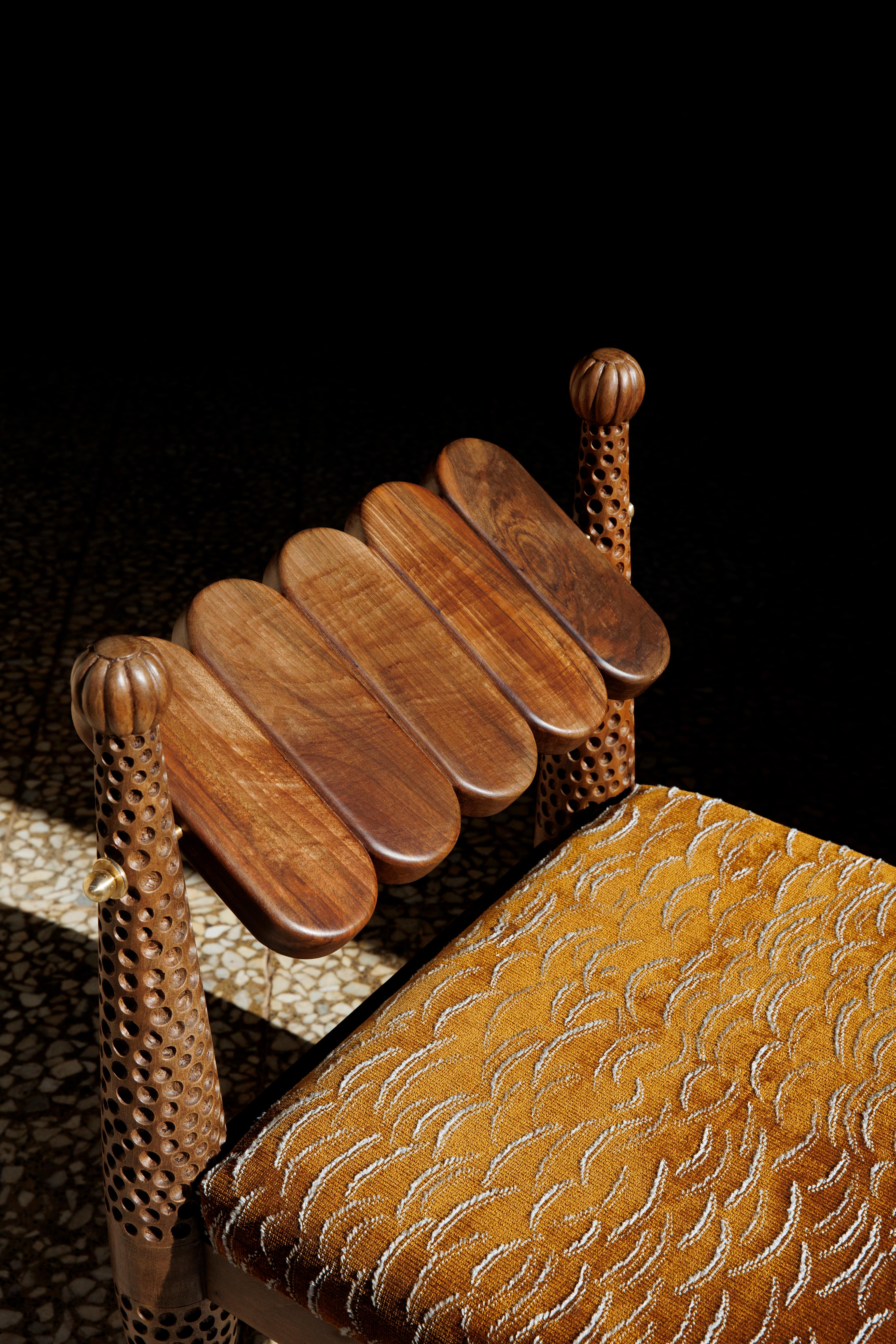 Silla de comedor Simorgh I en nogal con tapicería Pierre Frey by VandaVee Tallado a mano en venta