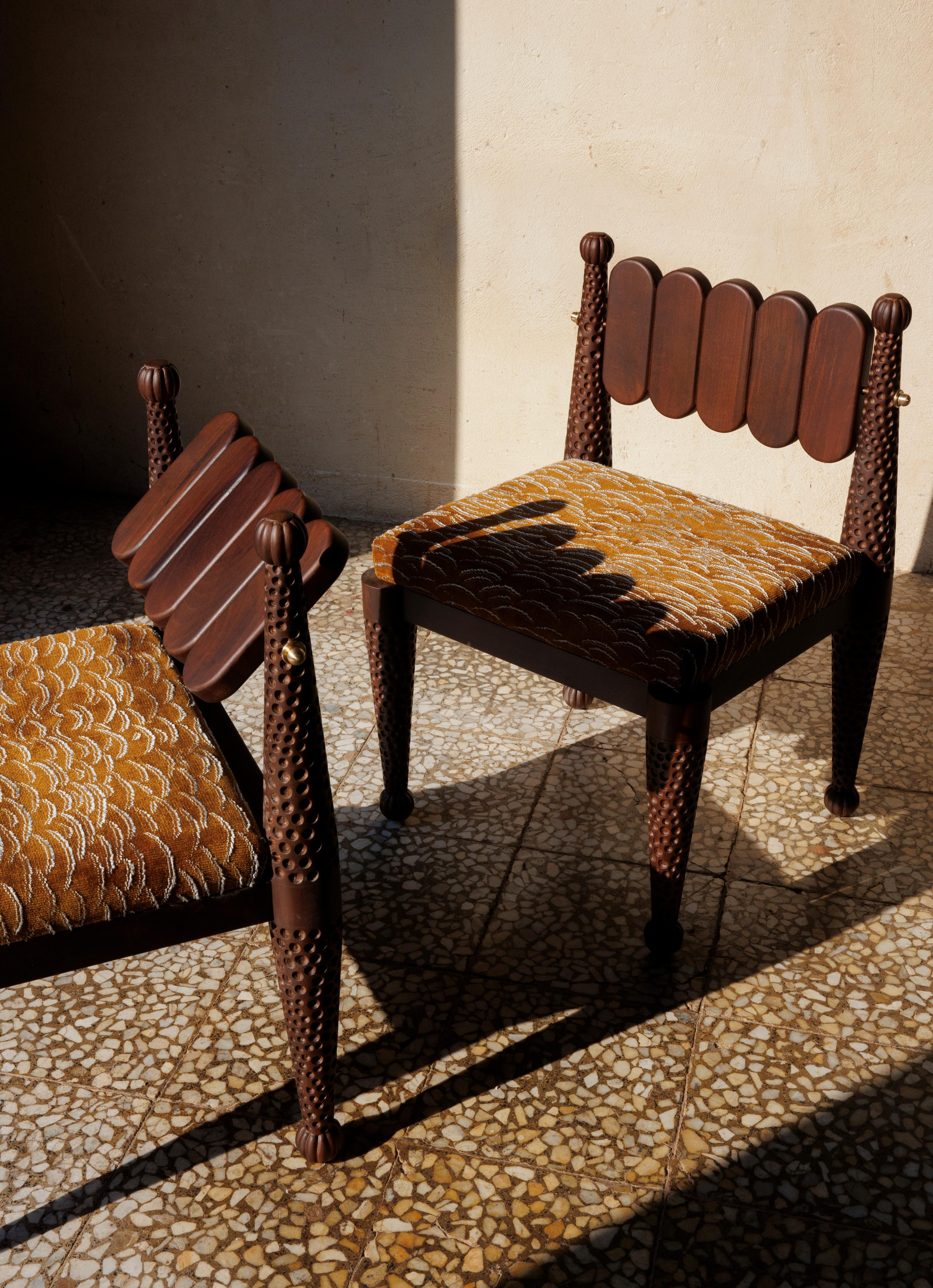 Silla de comedor Simorgh I en nogal con tapicería Pierre Frey by VandaVee en Nuevo estado para la venta en London, GB