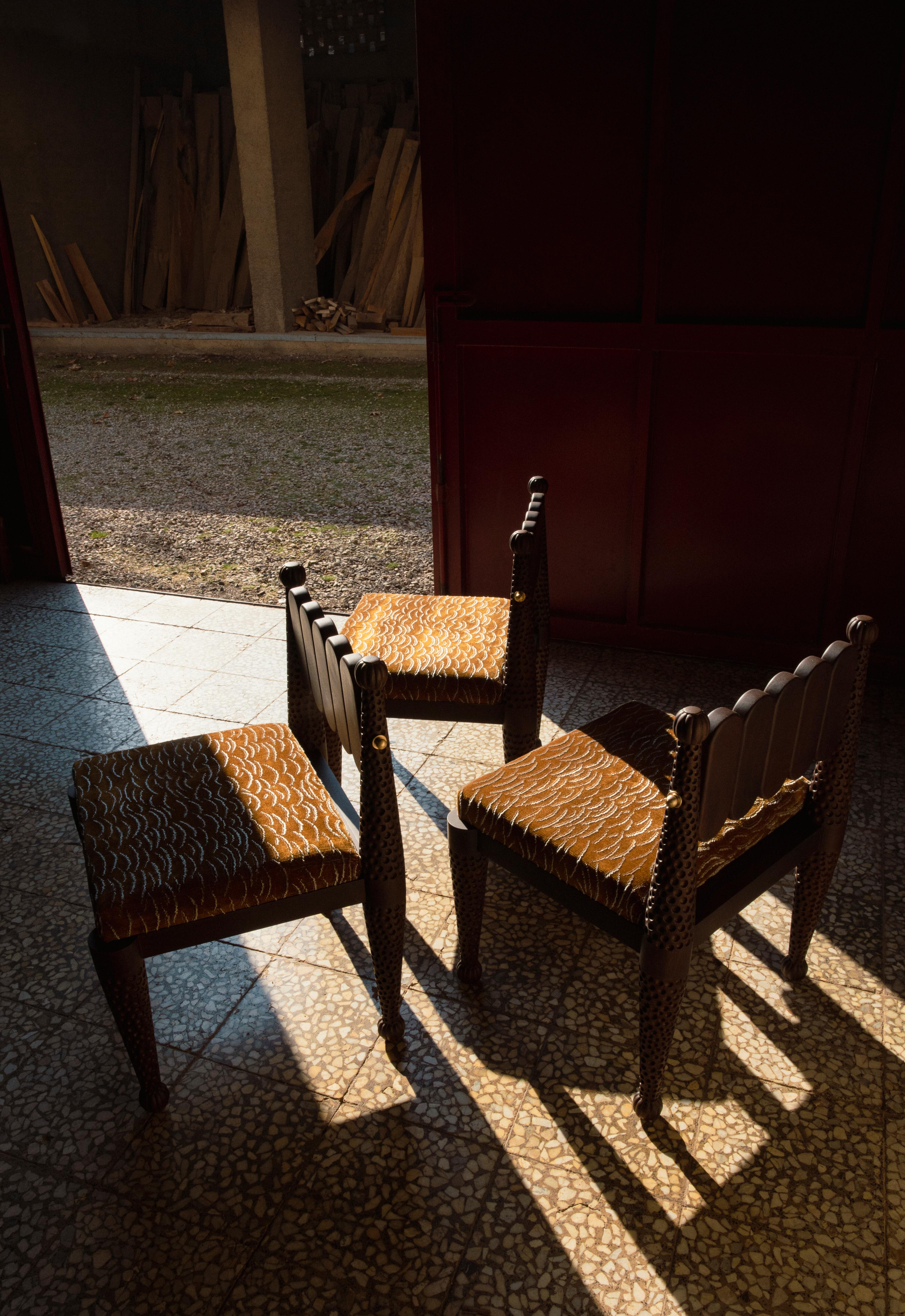 Silla de comedor Simorgh I en nogal con tapicería Pierre Frey by VandaVee Siglo XXI y contemporáneo en venta