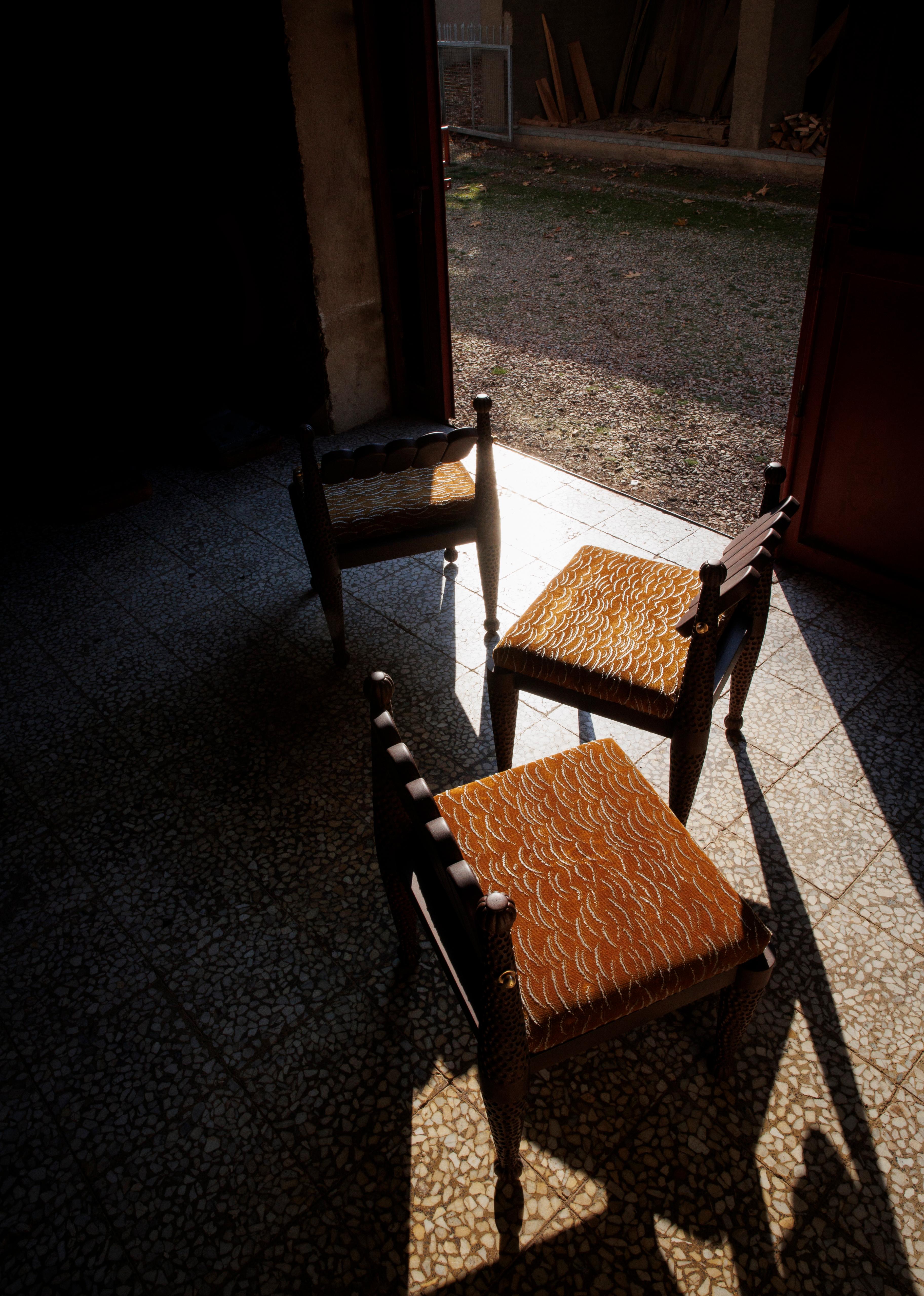 Silla de comedor Simorgh I en nogal con tapicería Pierre Frey by VandaVee en venta 1
