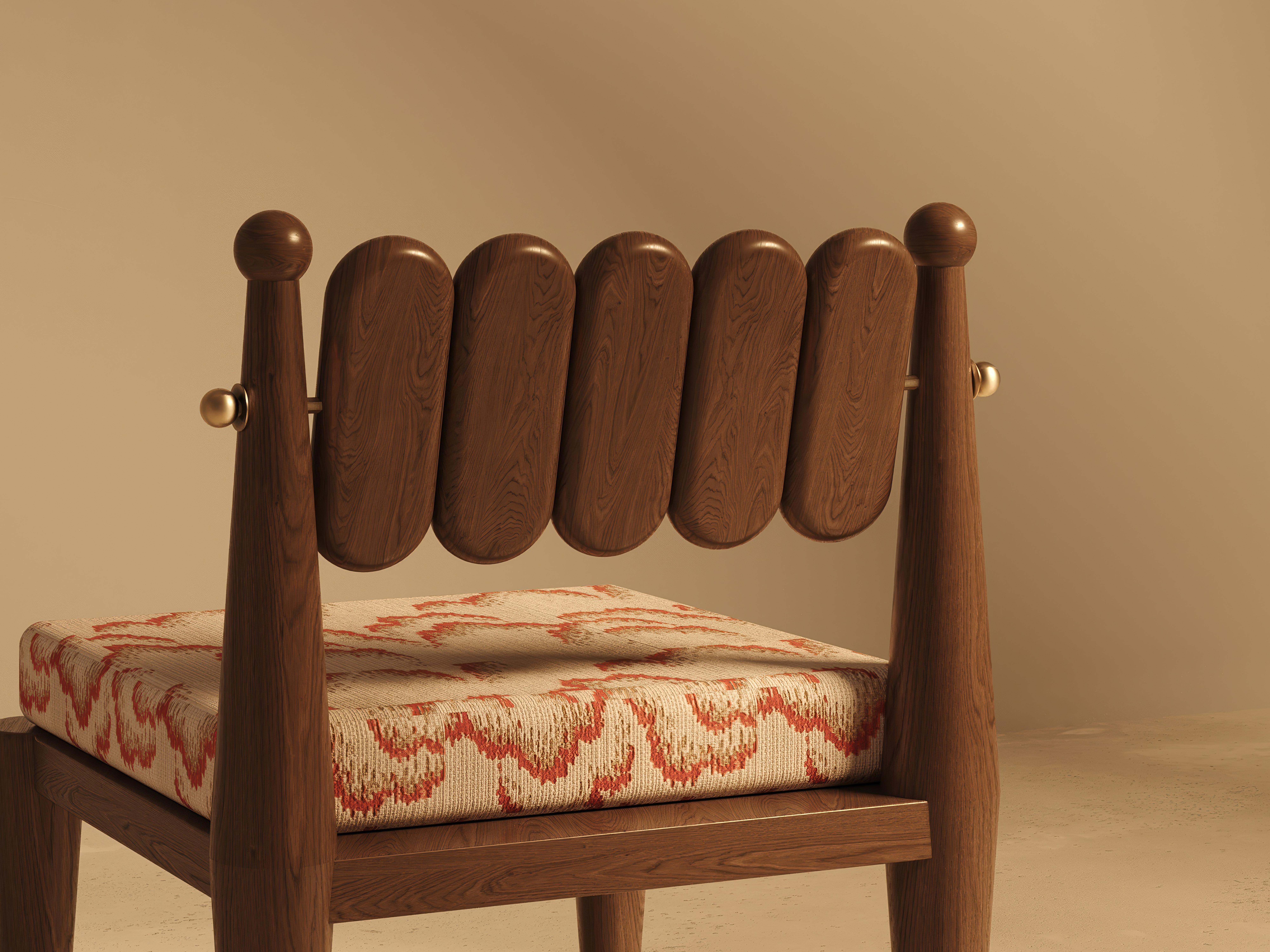 Moderne Chaise de salle à manger Simorgh II en noyer avec tapisserie brodée à la main par VandaVee en vente