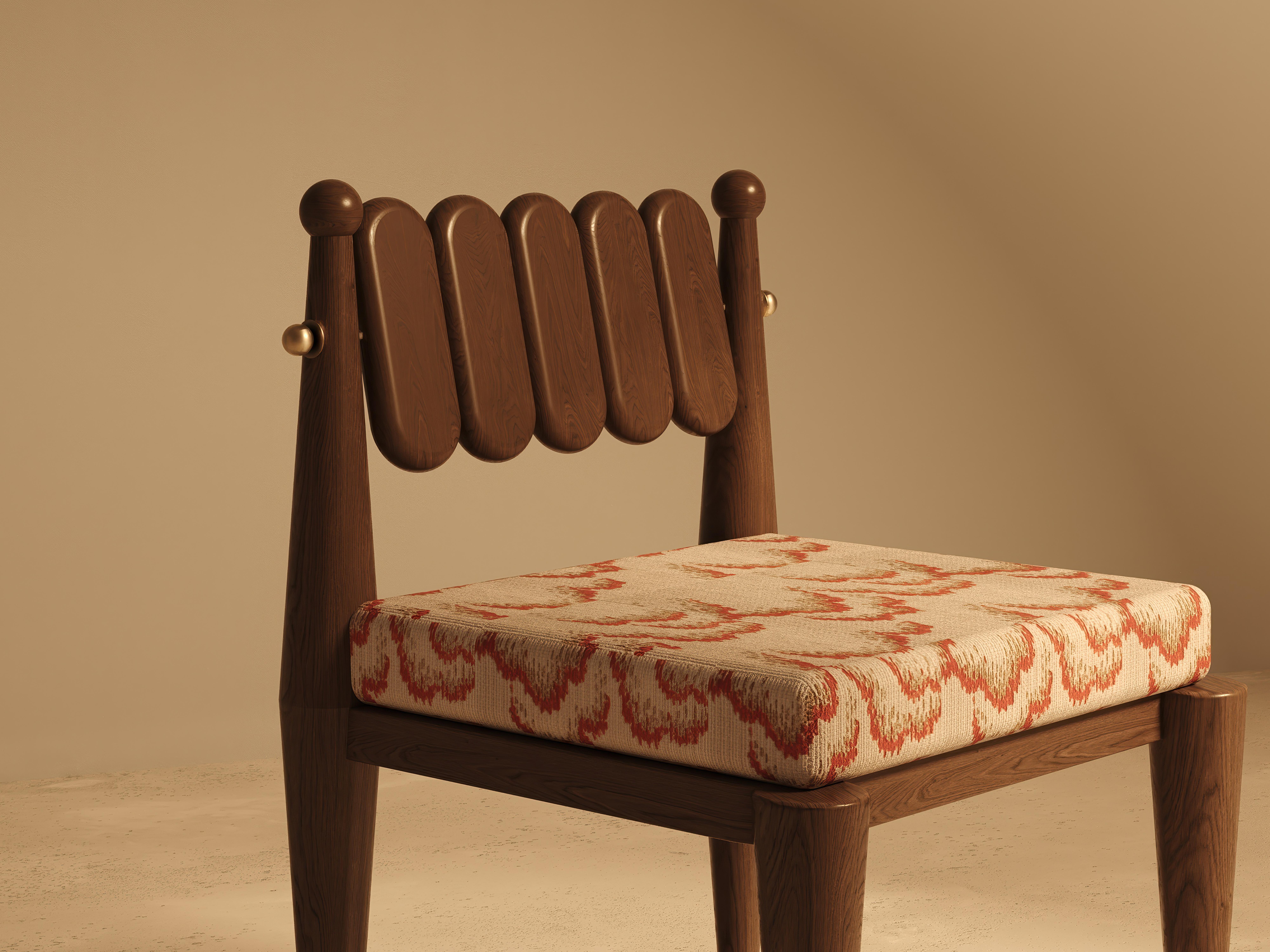 italien Chaise de salle à manger Simorgh II en noyer avec tapisserie brodée à la main par VandaVee en vente