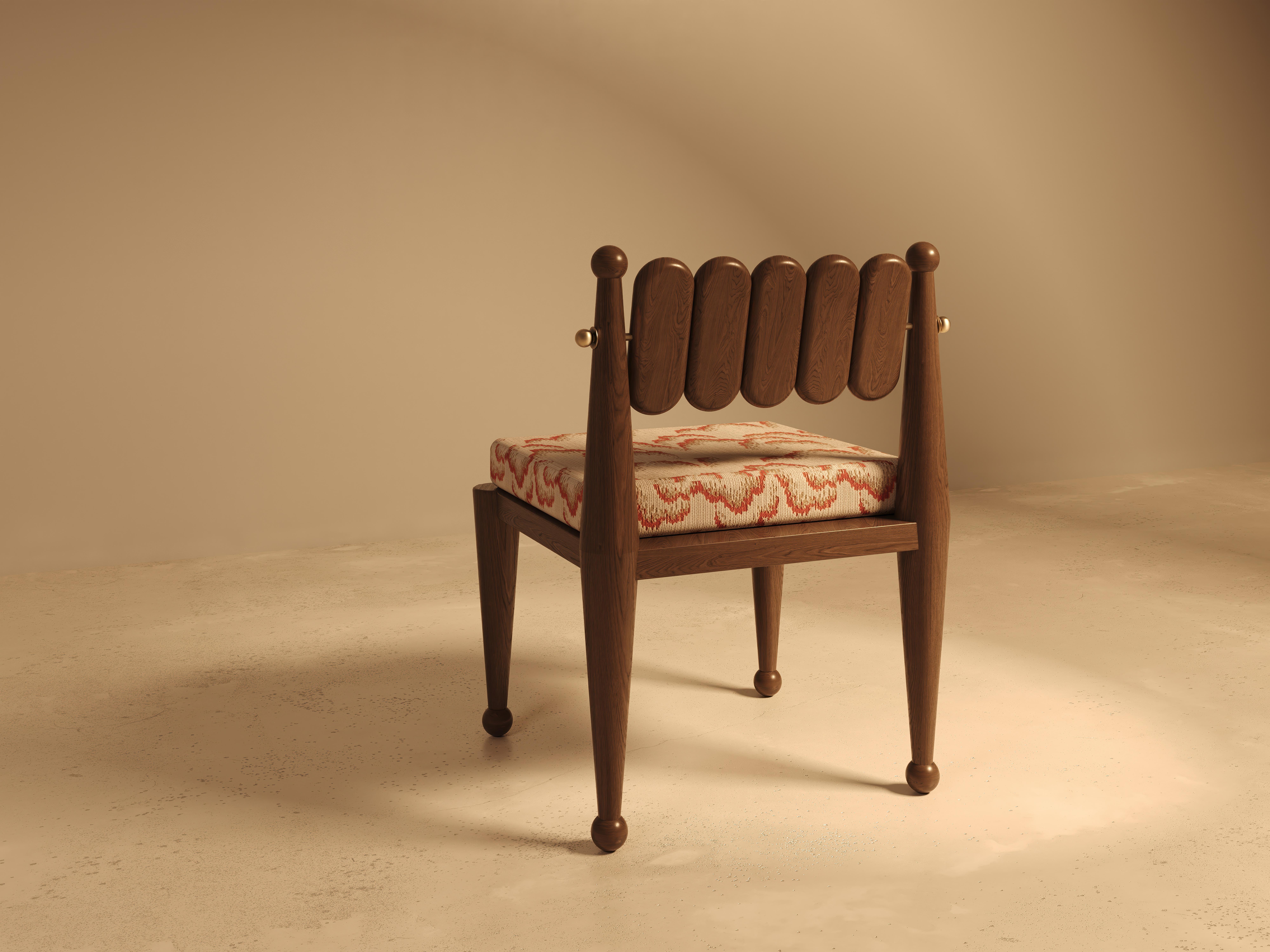 Fait main Chaise de salle à manger Simorgh II en noyer avec tapisserie brodée à la main par VandaVee en vente