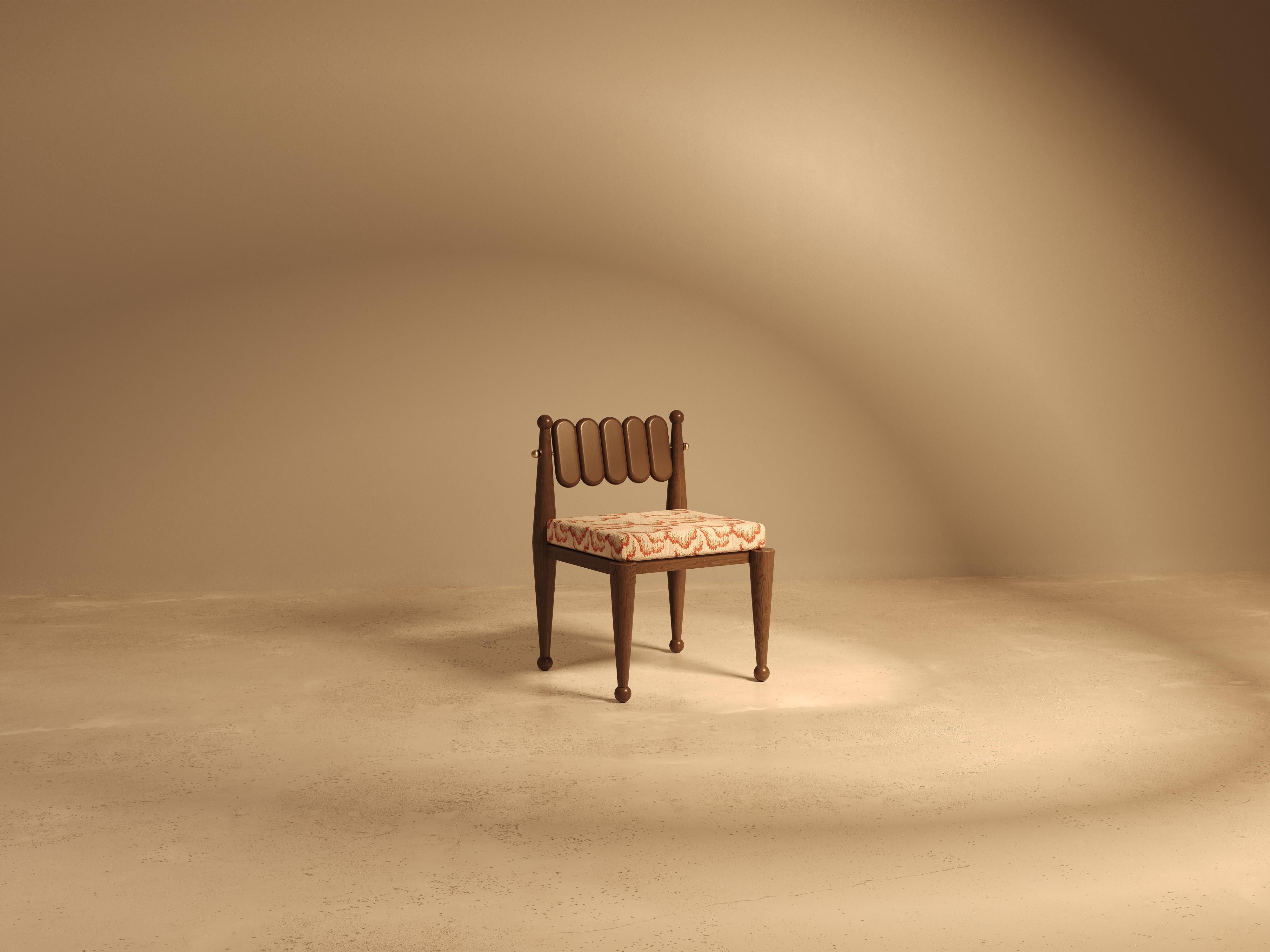 Chaise de salle à manger Simorgh II en noyer avec tapisserie brodée à la main par VandaVee Neuf - En vente à London, GB