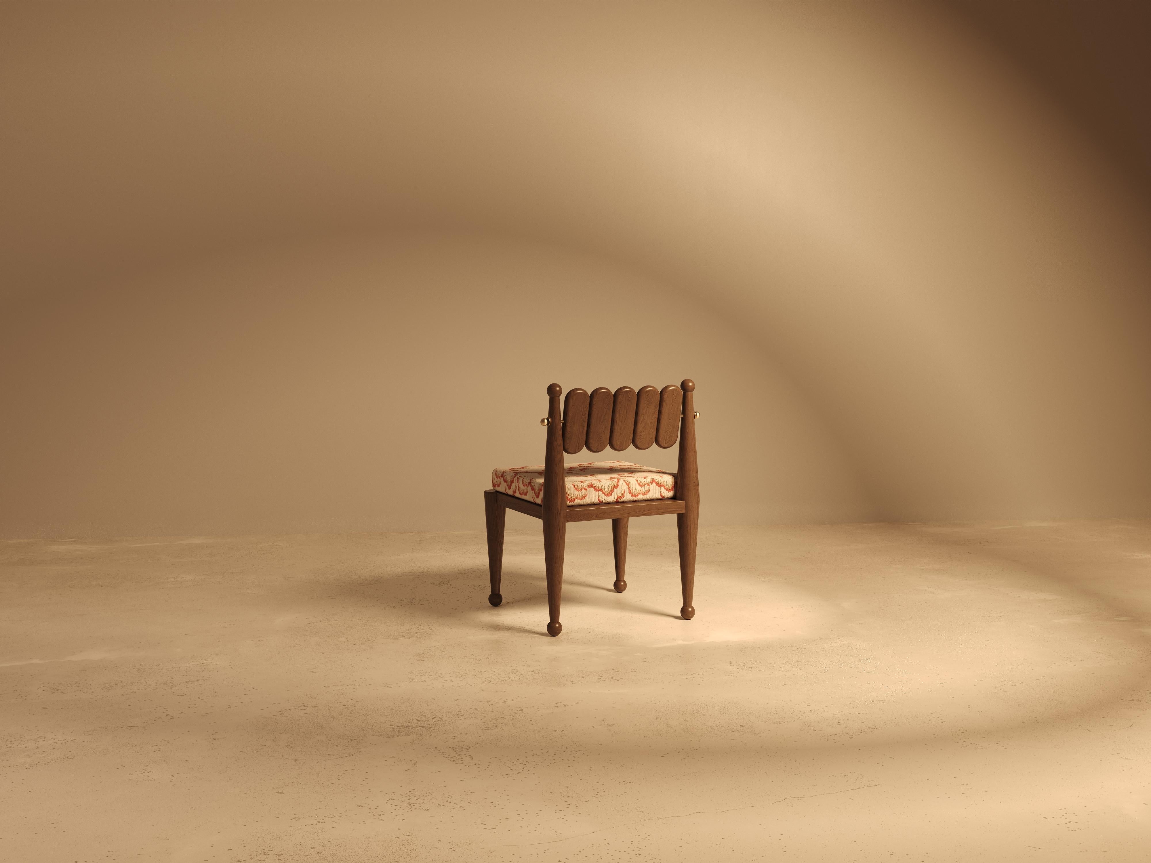 XXIe siècle et contemporain Chaise de salle à manger Simorgh II en noyer avec tapisserie brodée à la main par VandaVee en vente
