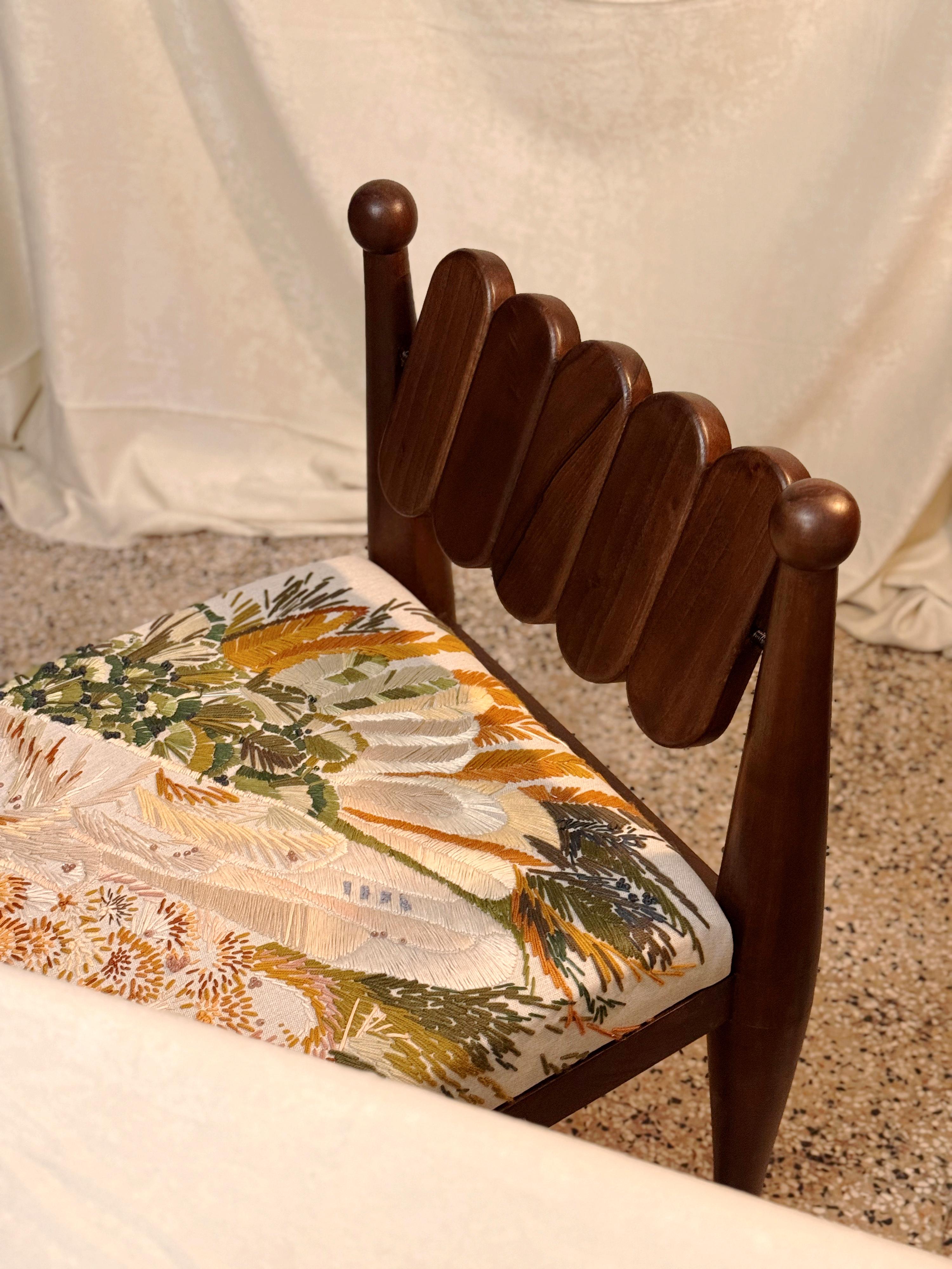 Intagliato a mano Sedia da pranzo Simorgh II in noce con rivestimento ricamato a mano di VandaVee in vendita