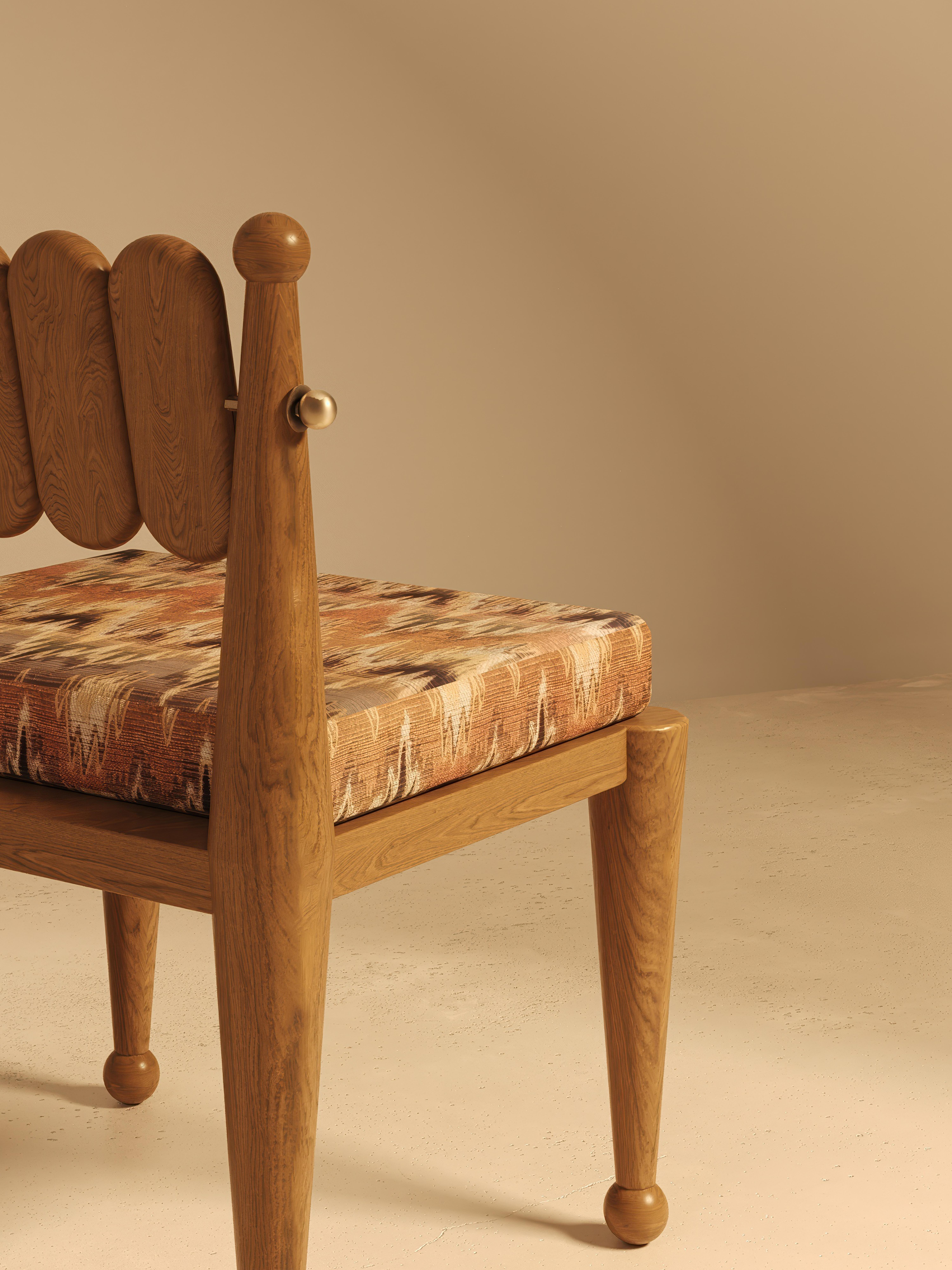 Der Simorgh Dining Chair III ist eine visuelle und haptische Hommage an die Transformation. Der Sitz ist mit einem raffinierten, unifarbenen DEDAR-Stoff bezogen, der eine subtile Textur und schlichte Eleganz bietet. Die geschnitzte Nussbaumform des