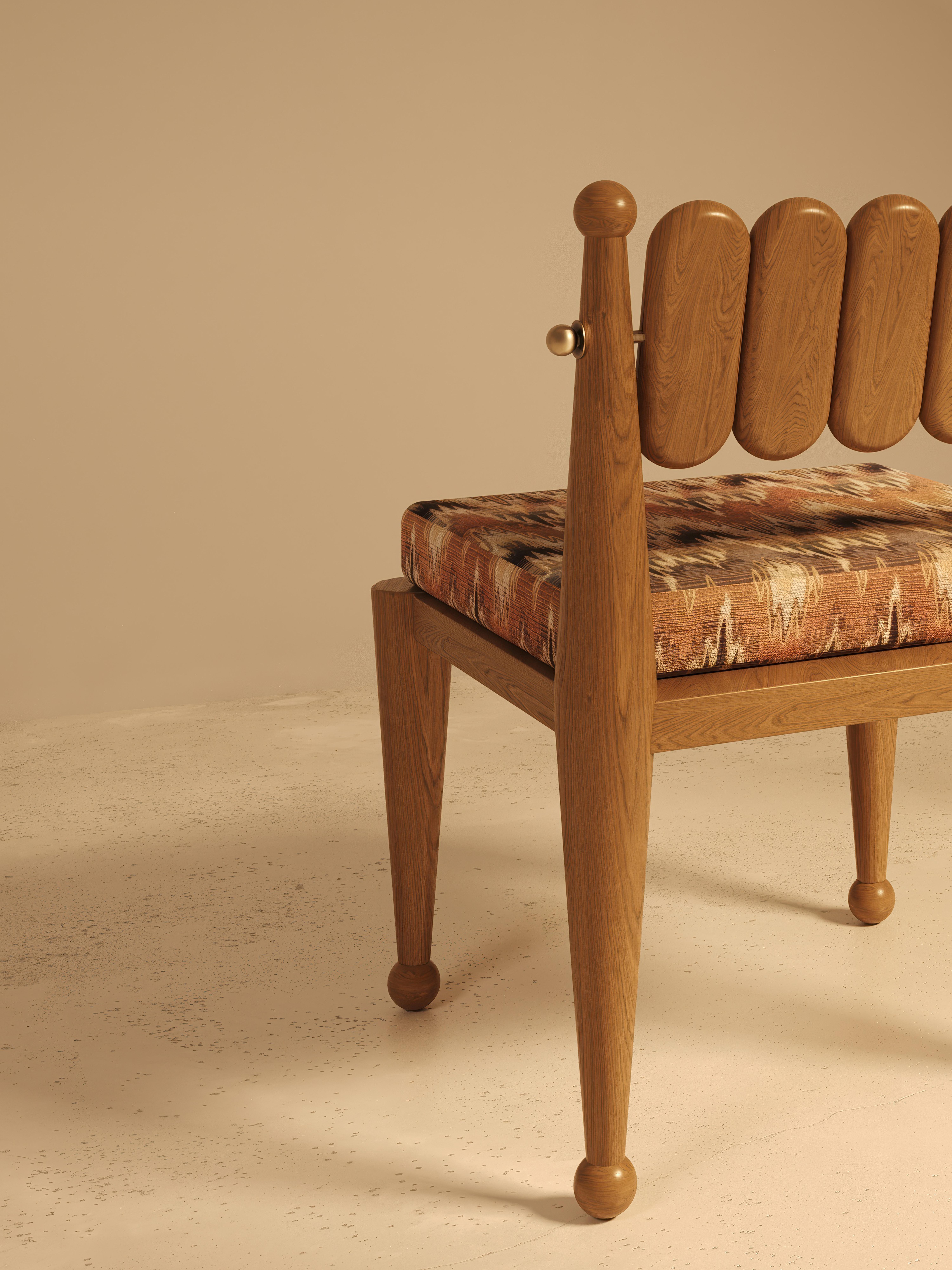 Skulpturaler Esszimmerstuhl in Nussbaum und besticktem Stoff von VandaVe (Moderne) im Angebot