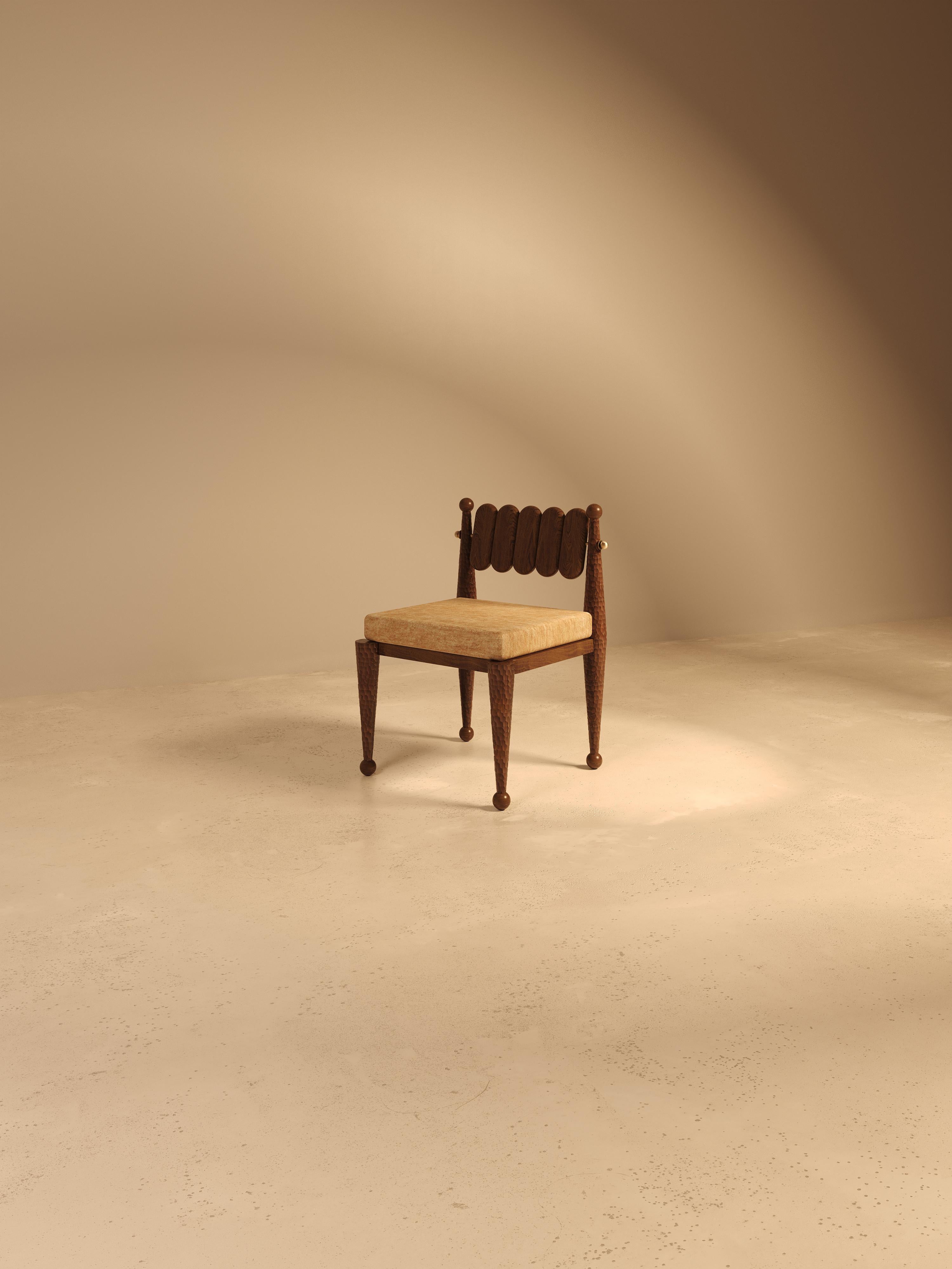 Chaise de salle à manger Simorgh IIII en noyer en vente 2