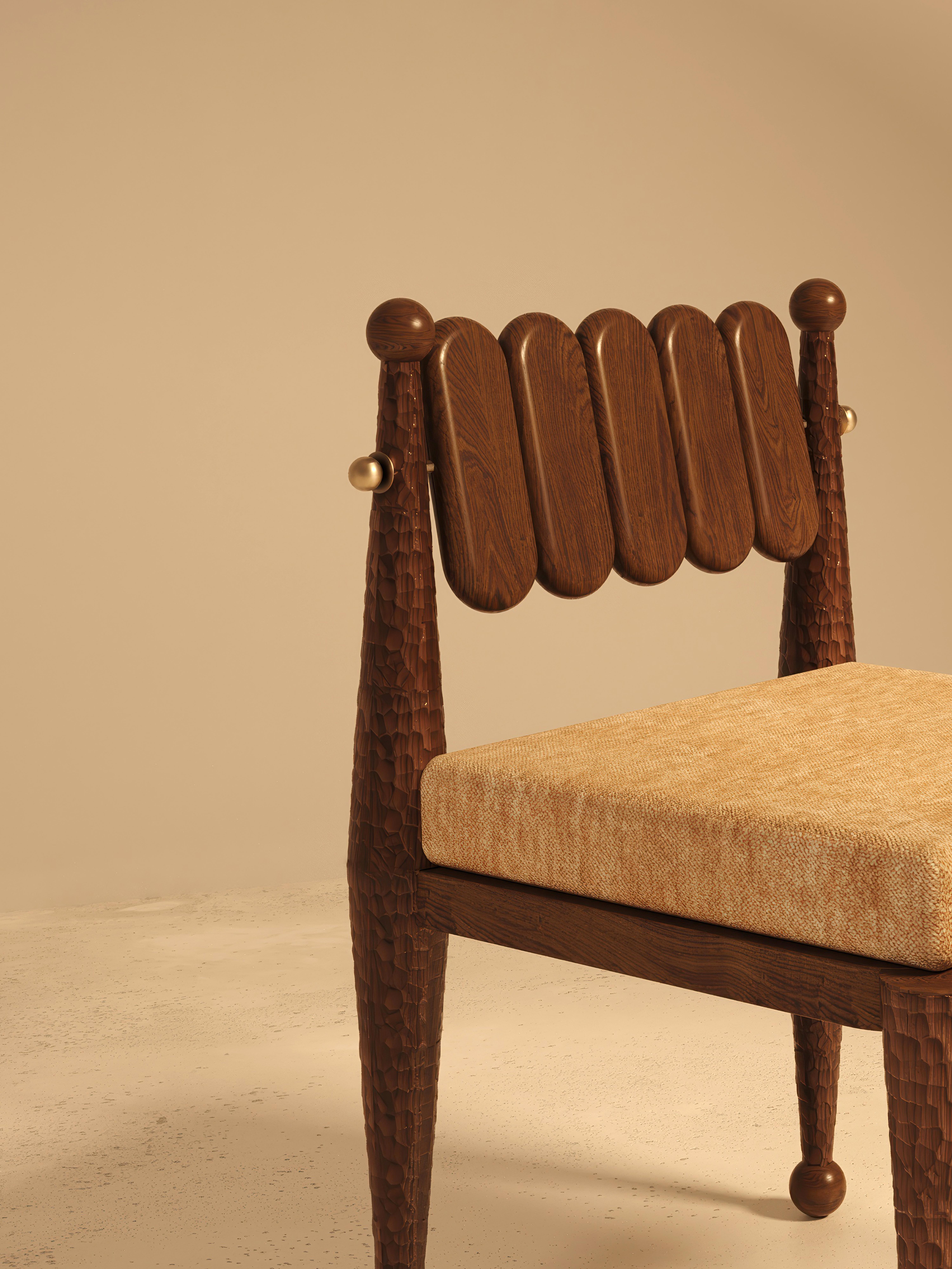Sculpté à la main Chaise de salle à manger Simorgh IIII en noyer en vente