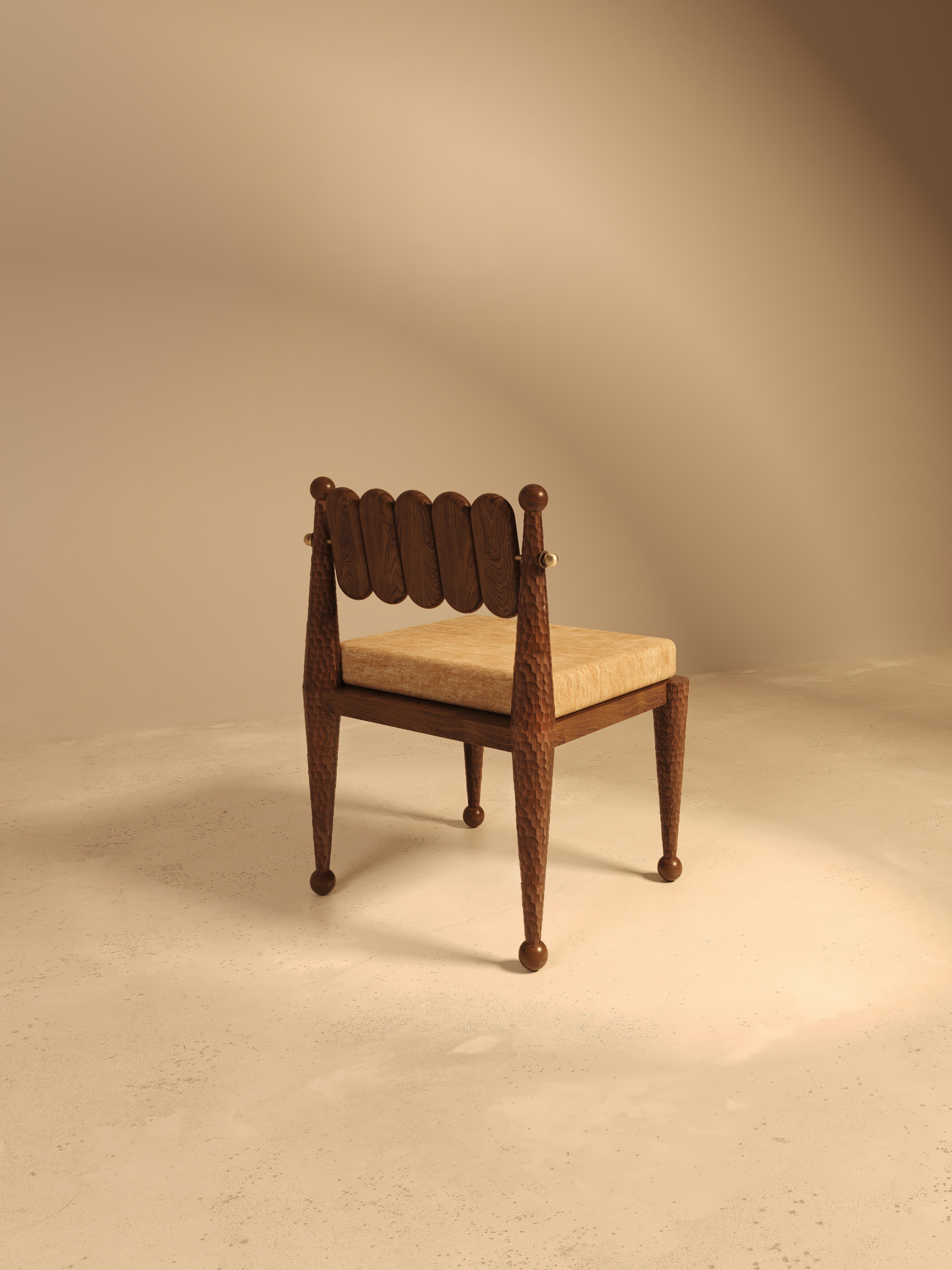 Chaise de salle à manger Simorgh IIII en noyer Neuf - En vente à London, GB