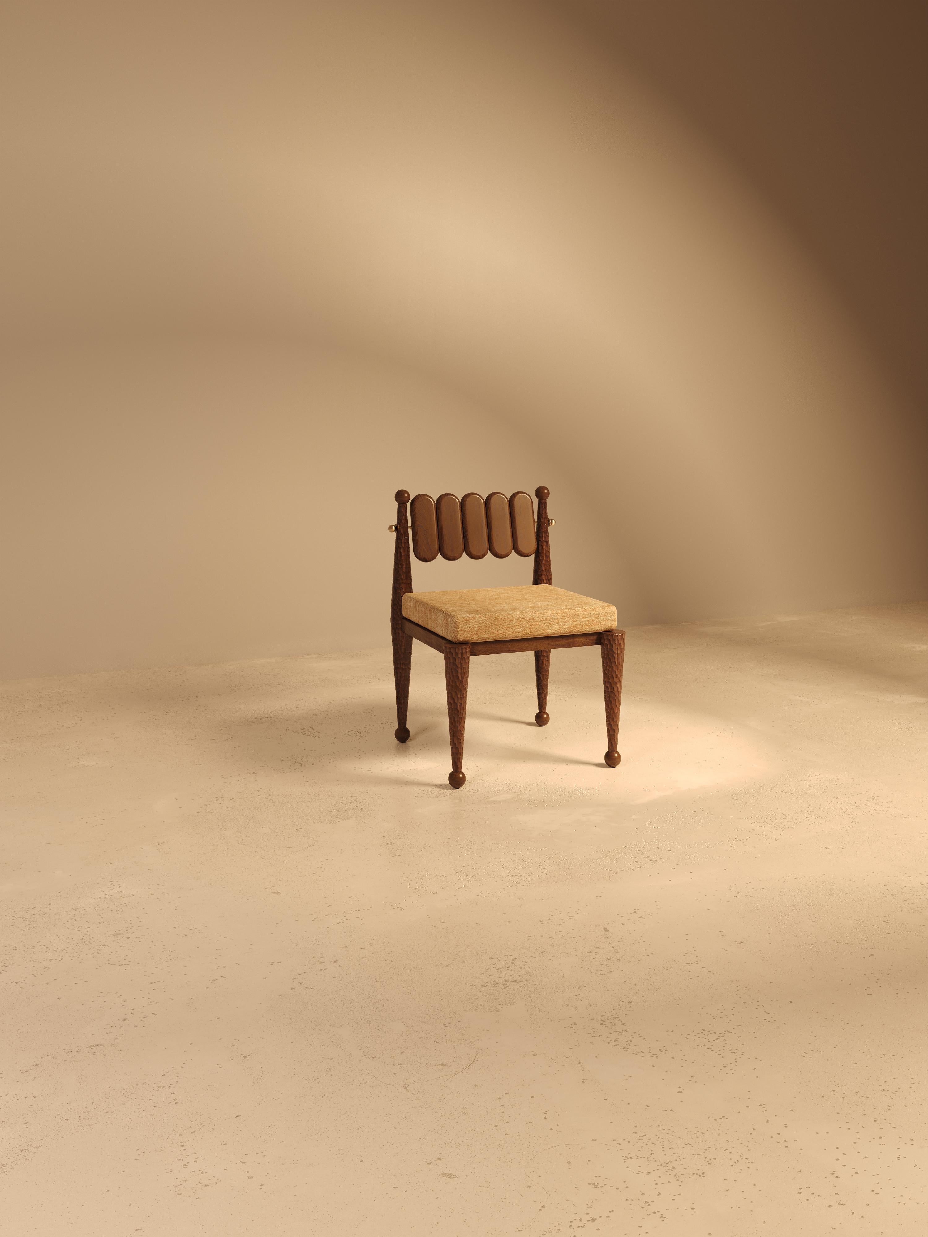 Laiton Chaise de salle à manger Simorgh IIII en noyer en vente