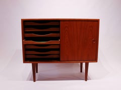 Simpel Sideboard in Teak mit Schiebetüren:: FM Furniture:: 1960er Jahre