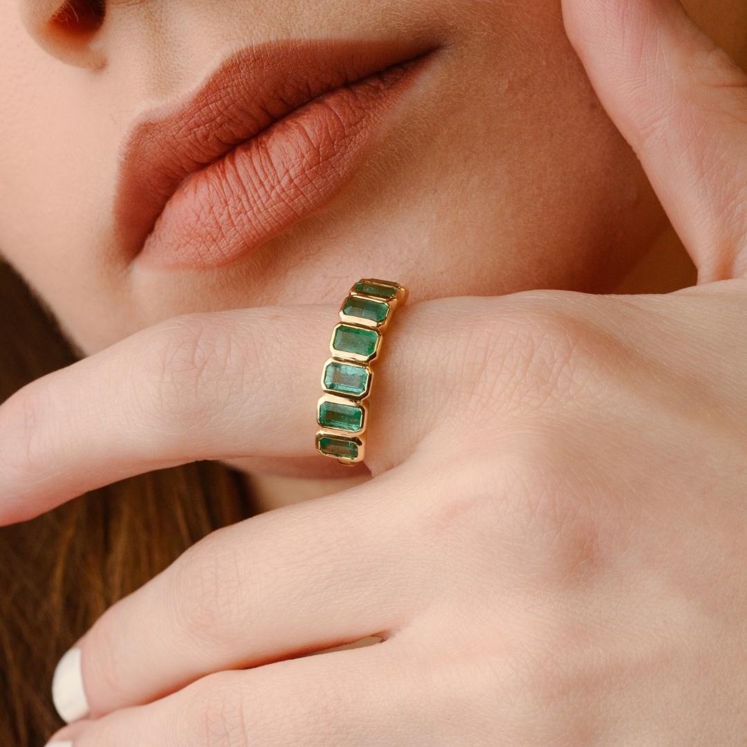 For Sale:  Simple 2.02ct Emerald Half Eternity Band Ring Inlaid in 14K Solid Yellow Gold 5
