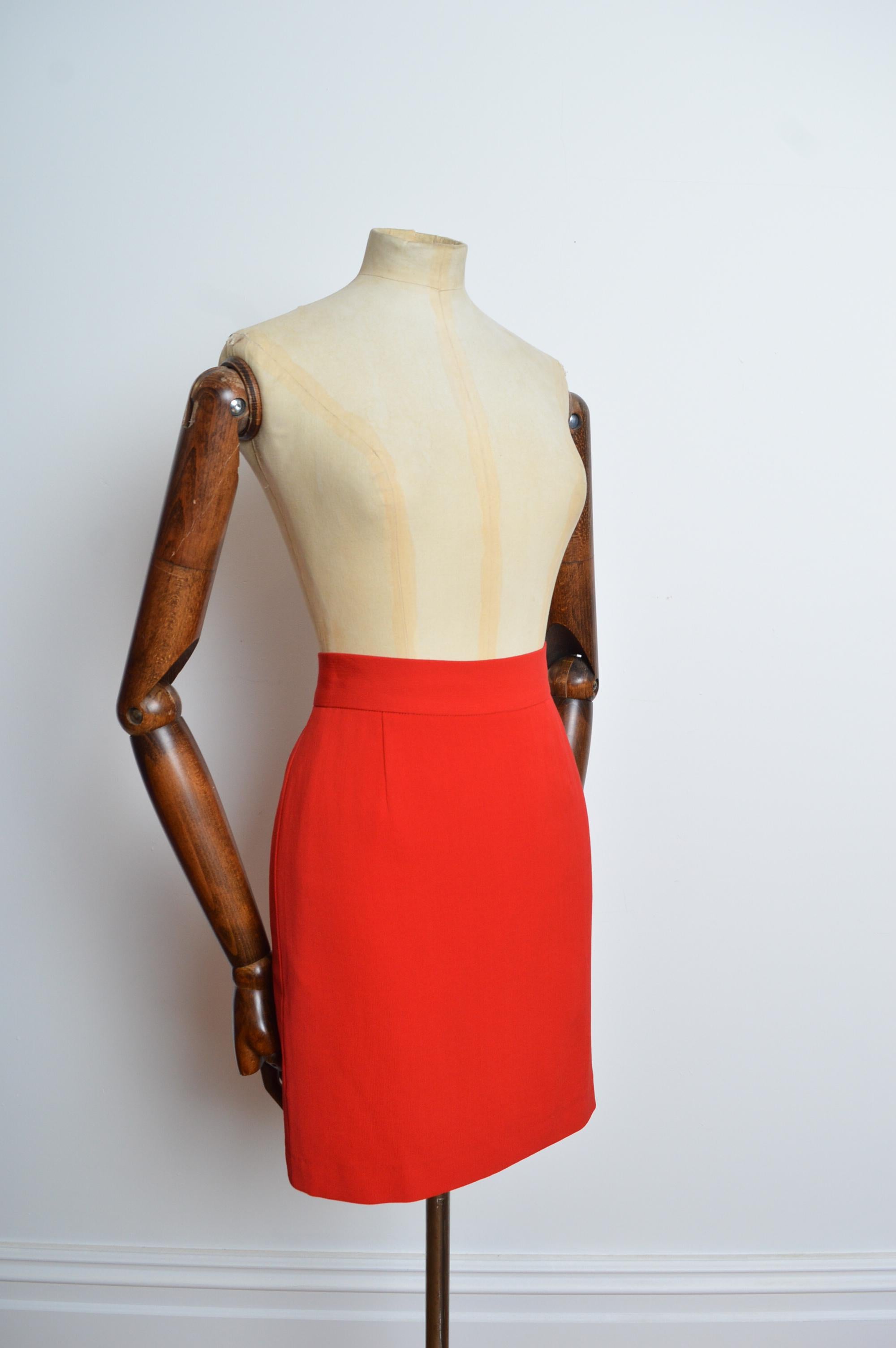 Simple 90's MOSCHINO Plain Cherry Red High Waist Pencil Mini Skirt In Good Condition For Sale In Sheffield, GB