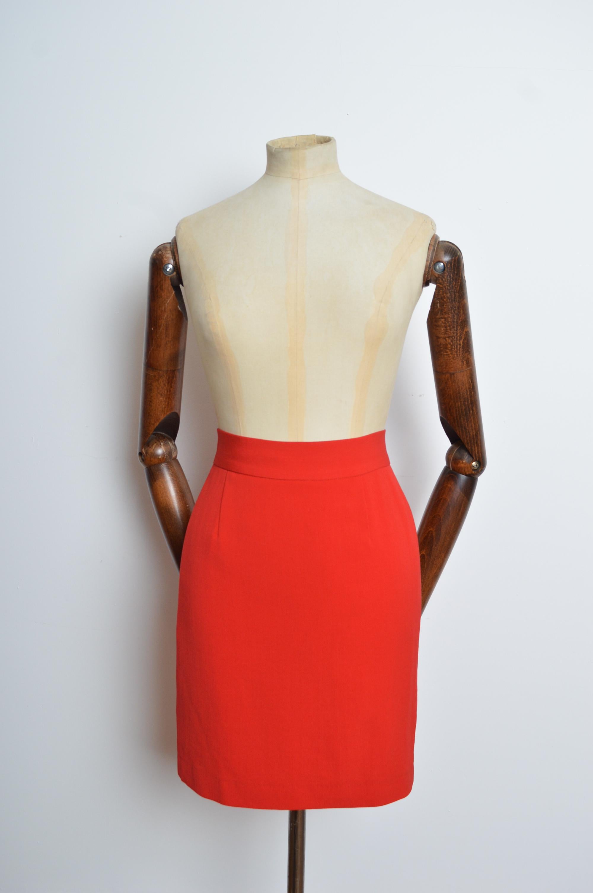 Women's Simple 90's MOSCHINO Plain Cherry Red High Waist Pencil Mini Skirt For Sale