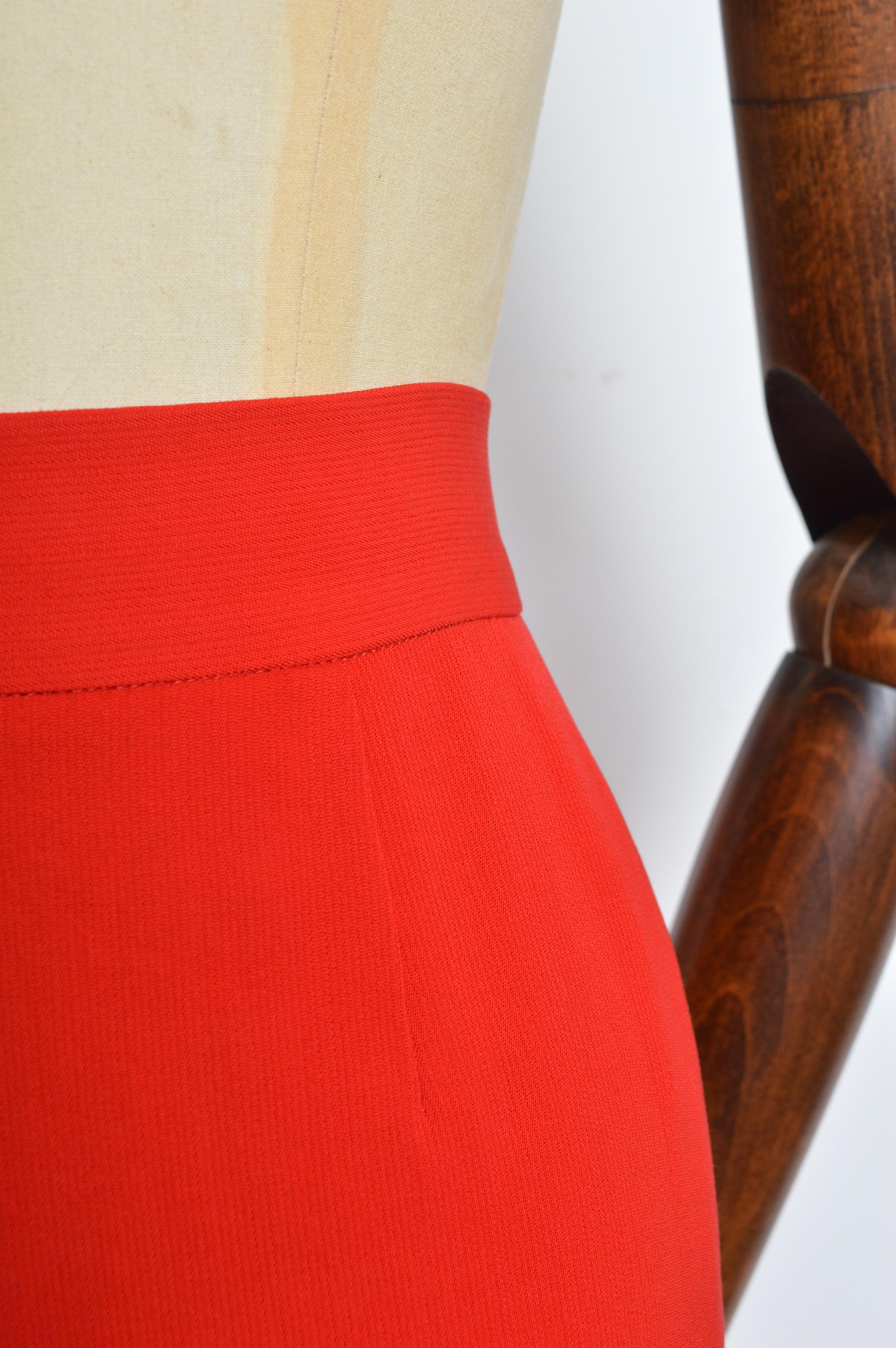 Simple 90's MOSCHINO Plain Cherry Red High Waist Pencil Mini Skirt For Sale 1