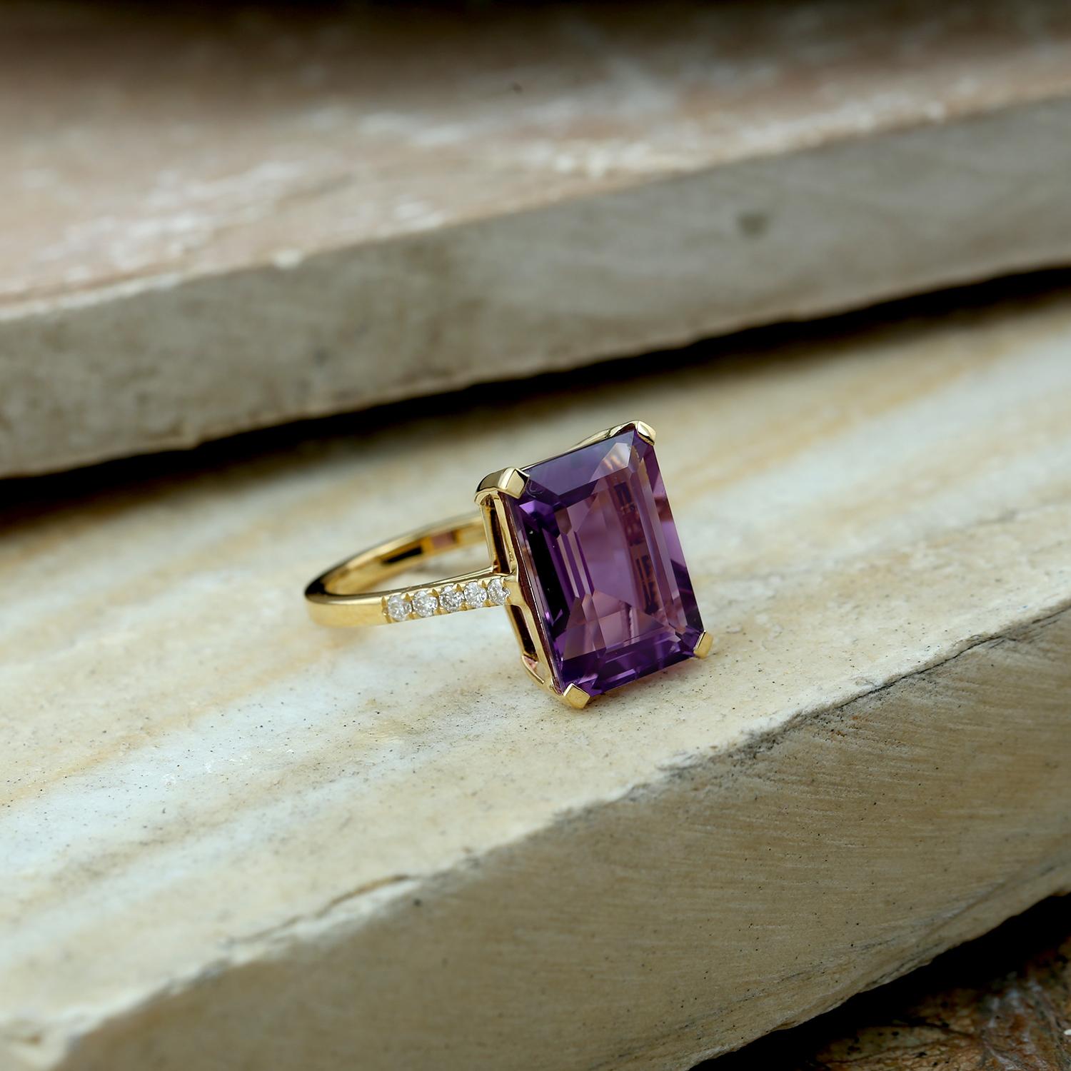 Art Deco Simple African Amethyst Octogen Cocktail Ring With Diamonds In 18K Yellow Gold For Sale