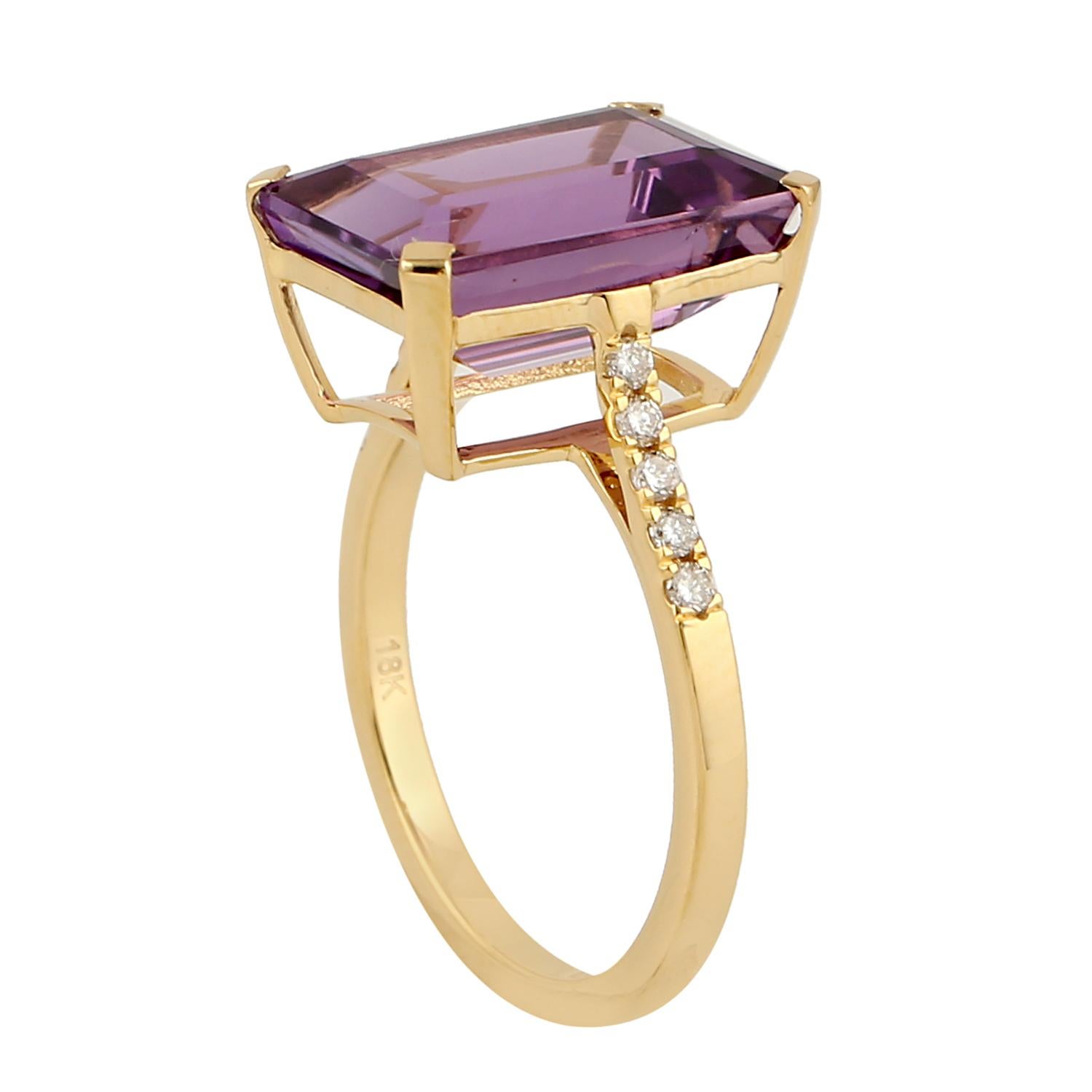 Simple African Amethyst Octogen Cocktail Ring With Diamonds In 18K Yellow Gold In New Condition For Sale In New York, NY