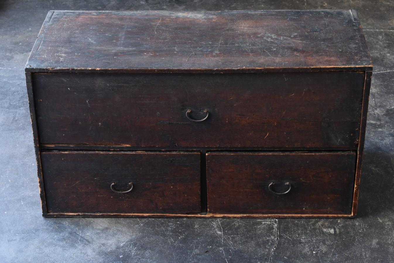 This is a wooden drawer made in Japan around the Meiji and Taisho periods (1868-1920).
It has a very simple shape and looks great.
The material is probably pine wood.
The metal fittings of the handle are made of iron.

Furniture as simple as