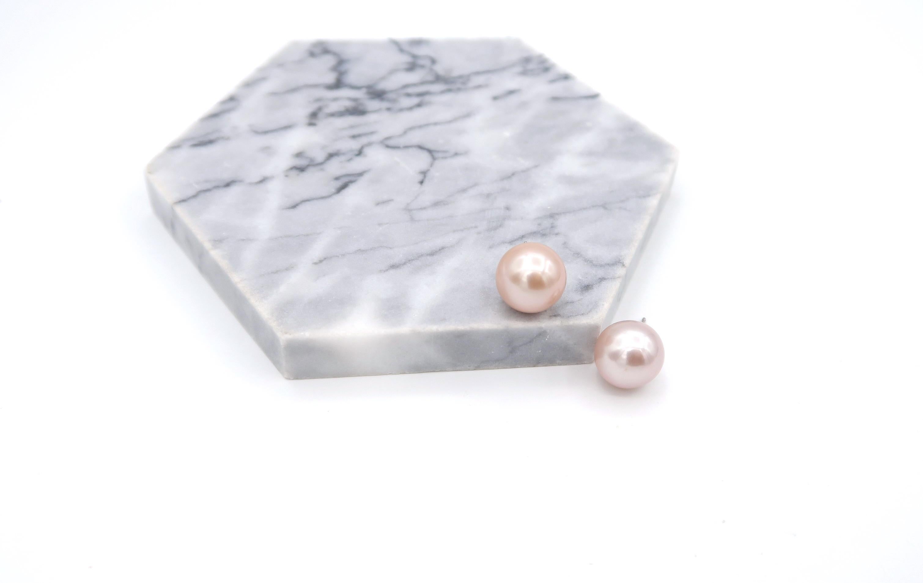 Simple Blush Pink Cultured Pearl Studs in 18 Karat Gold

Gold: 18K Gold
Pearl: Round, 11.08mm and 11.11mm