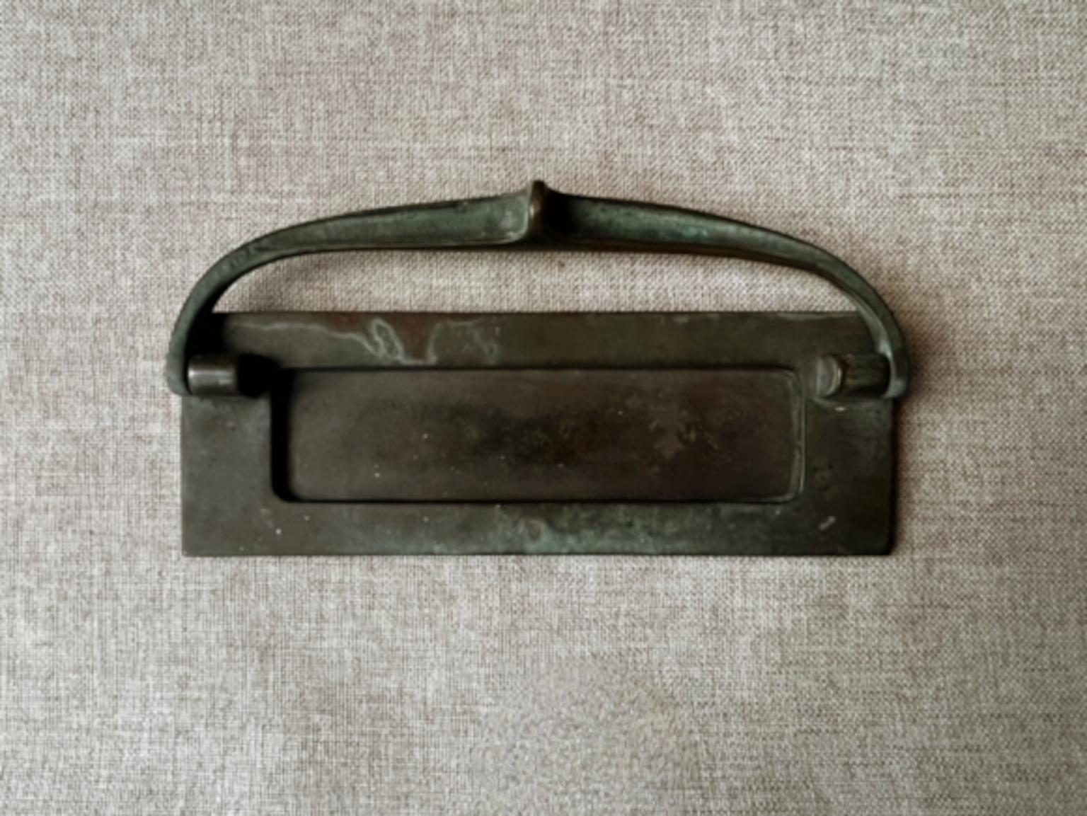 Tapa de buzón sencilla de bronce, Art Nouveau, Inglaterra siglo XX