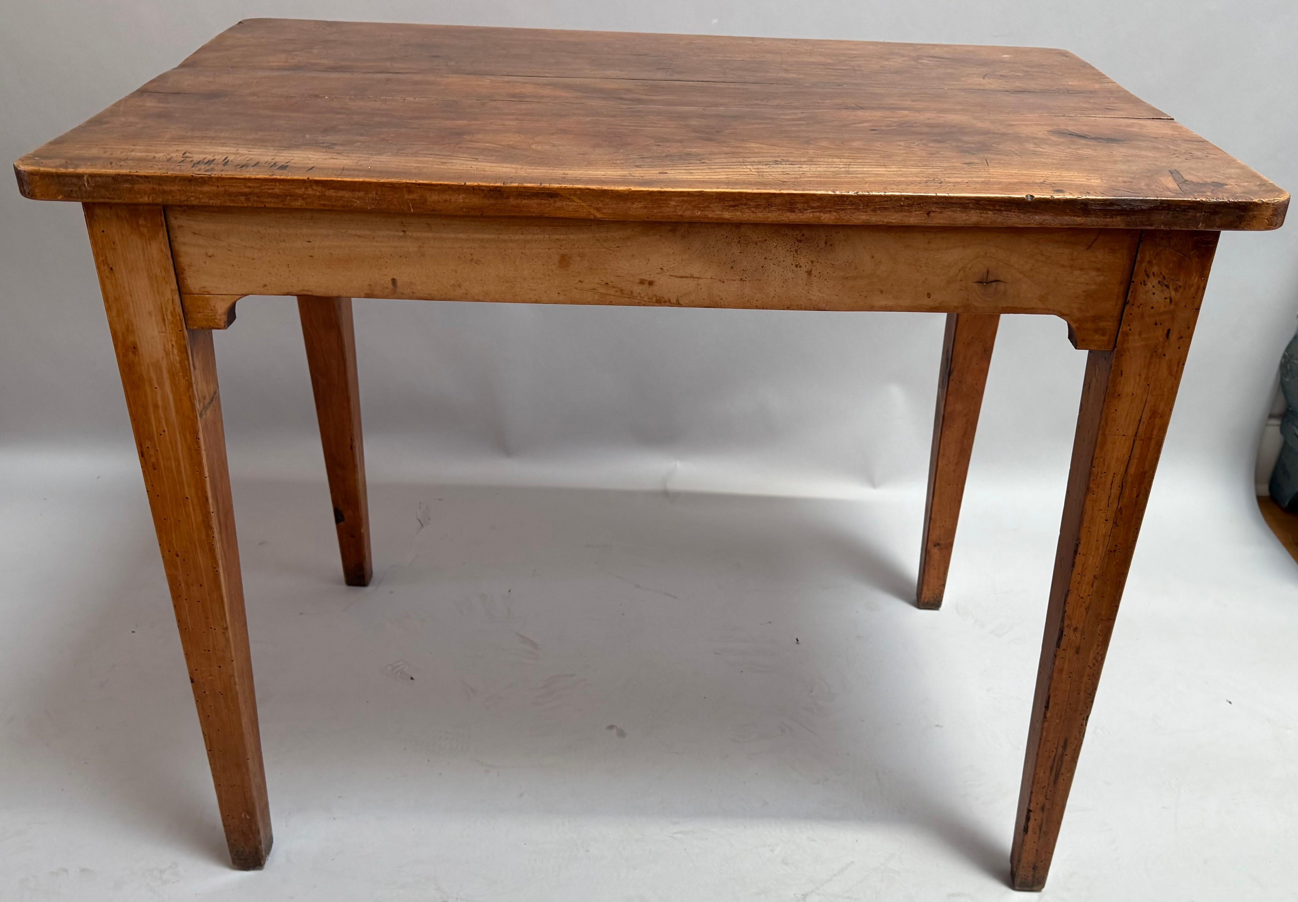Simple mais charmante table d'appoint de style provincial français en poirier richement patiné et pieds en pommier. De belles proportions et une couleur exceptionnelle. Fini sur tous les côtés. Fabriqué en Normandie vers 1800.

Une charmante et