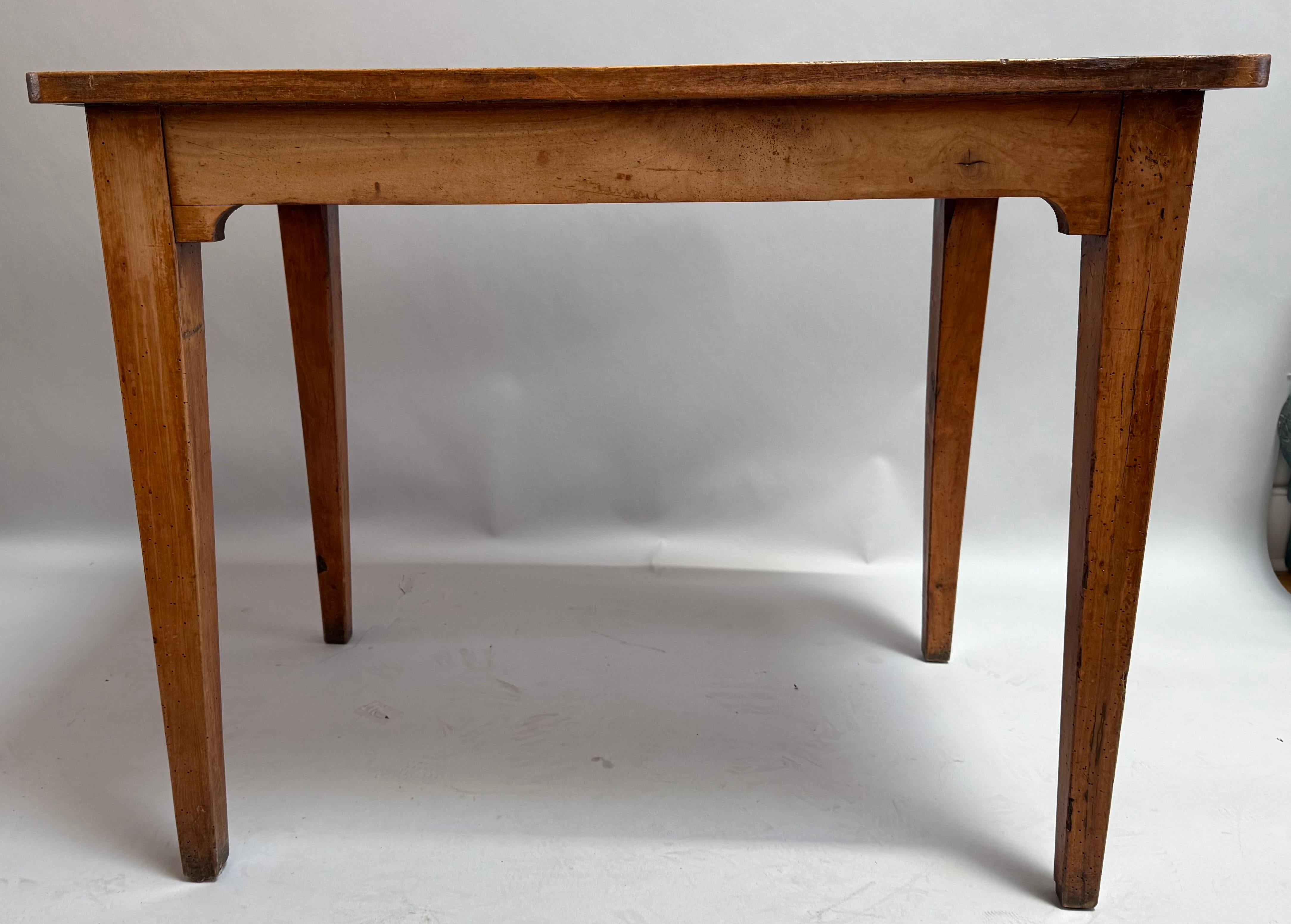 Provincial français Table d'appoint provinciale française simple mais charmante en vente