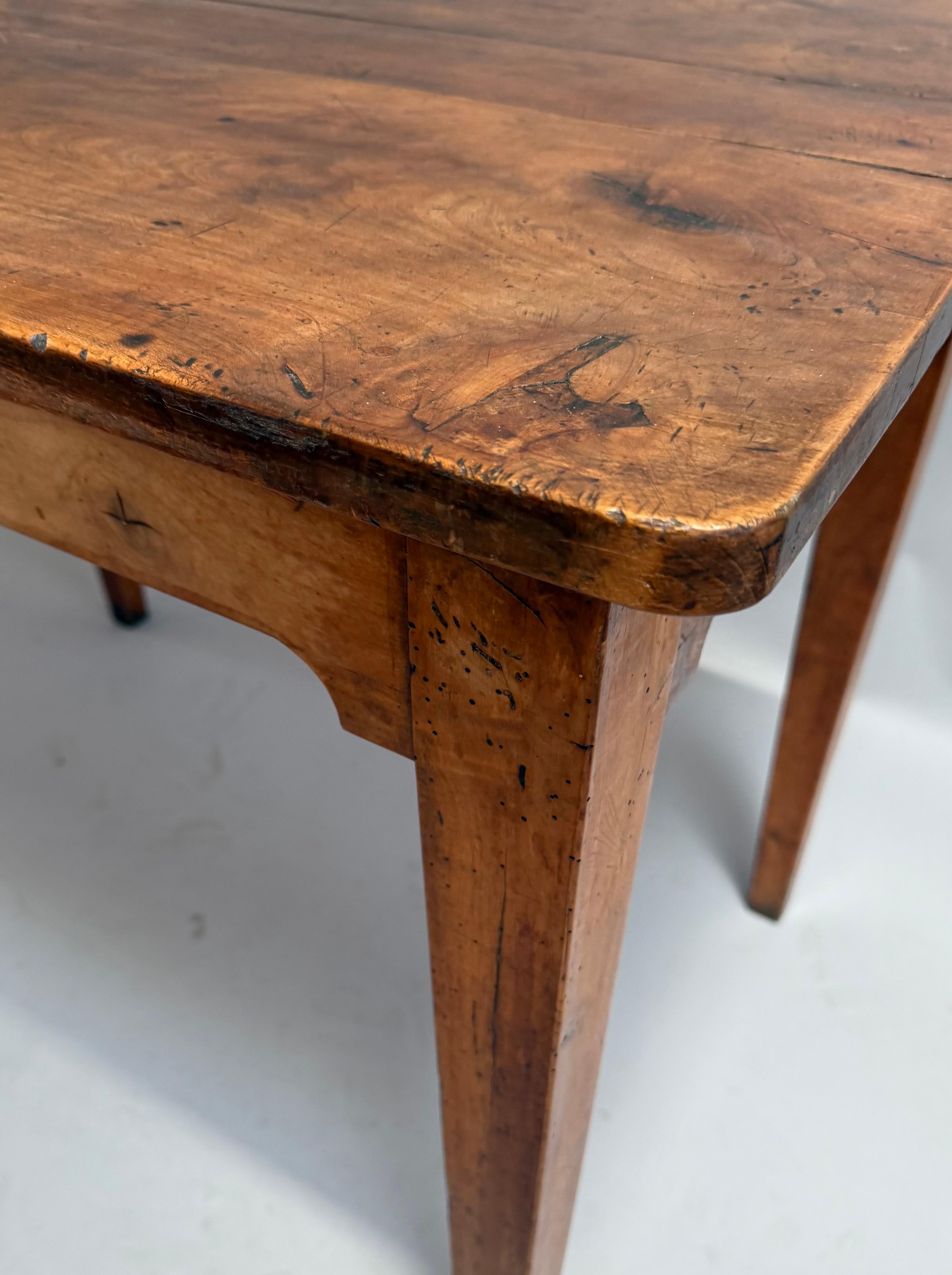 Français Table d'appoint provinciale française simple mais charmante en vente